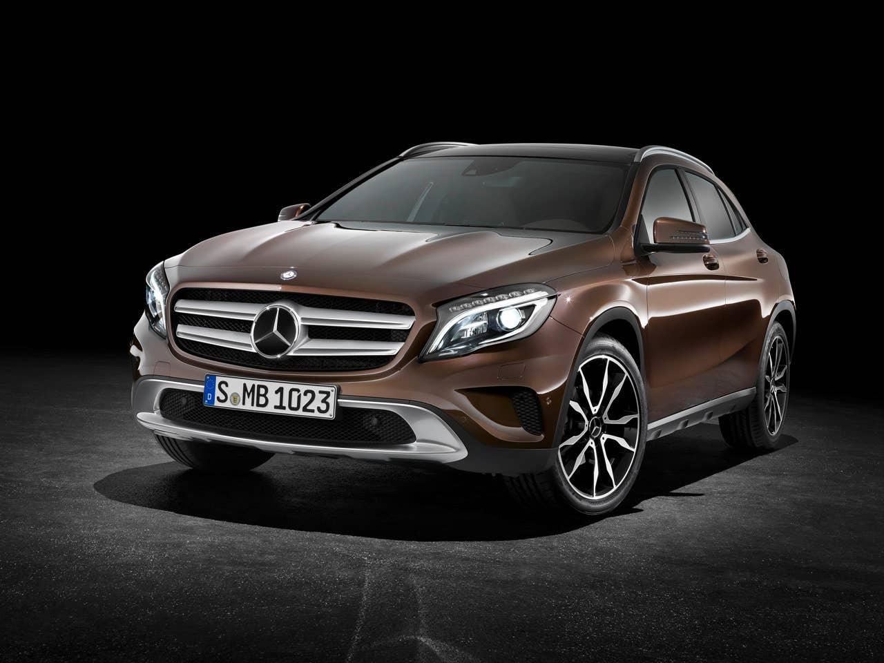 Mercedes-Benz GLA 220 CDI 4MATIC (X156) 2013, Lack: Orientbraun metallic, Ausstattung: Urban Line, Exklusiv Paket, Leder Nussbraun, Zierteil Wurzelnuss Braun Seidenmatt