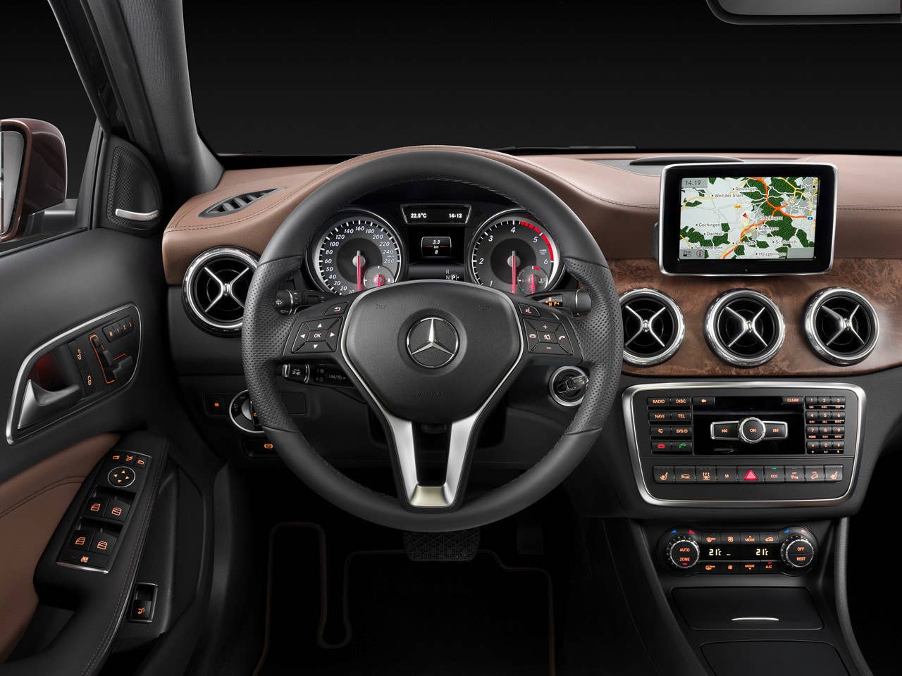 Mercedes-Benz GLA 220 CDI 4MATIC (X156) 2013, Lack: Orientbraun metallic, Ausstattung: Urban Line, Exklusiv Paket, Leder Nussbraun, Zierteil Wurzelnuss Braun Seidenmatt