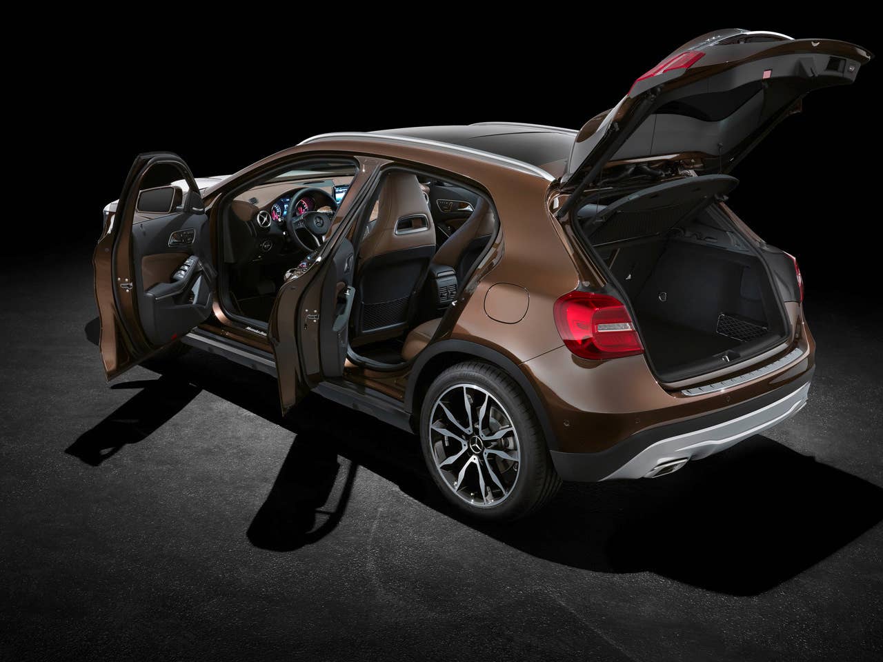 Mercedes-Benz GLA 220 CDI 4MATIC (X156) 2013, Lack: Orientbraun metallic, Ausstattung: Urban Line, Exklusiv Paket, Leder Nussbraun, Zierteil Wurzelnuss Braun Seidenmatt