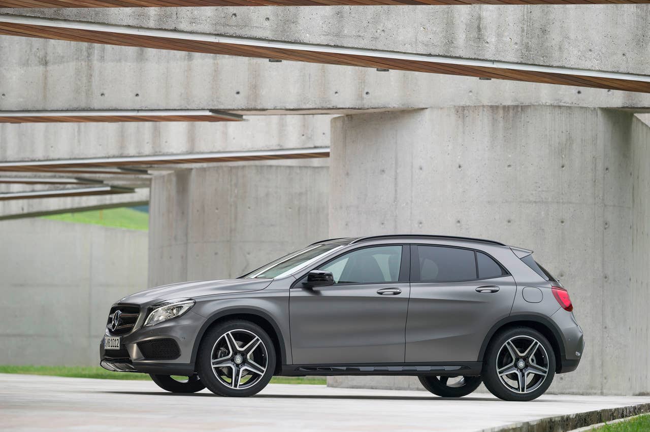 Mercedes-Benz GLA 250 4MATIC (X156) 2013, Lack: Designo Mountaingrau MAGNO, Ausstattung: AMG Line, AMG Exklusiv Paket, Leder Schwarz, Zierteil Aluminium