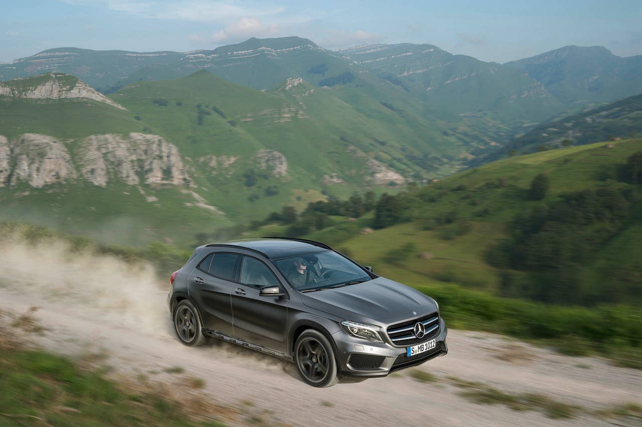 Mercedes-Benz GLA 250 4MATIC (X156) 2013, Lack: Designo Mountaingrau MAGNO, Ausstattung: AMG Line, AMG Exklusiv Paket, Leder Schwarz, Zierteil Aluminium