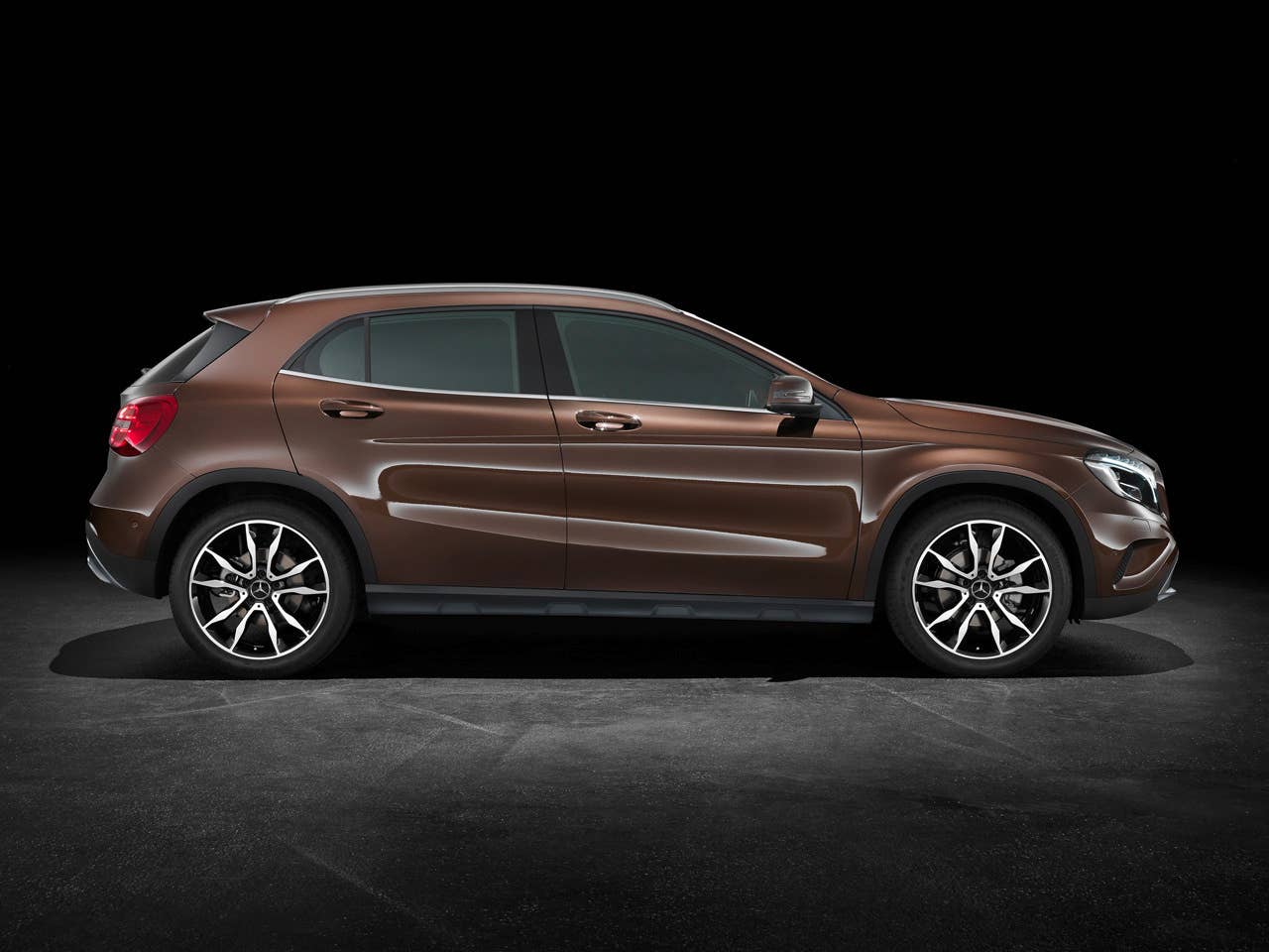 Mercedes-Benz GLA 220 CDI 4MATIC (X156) 2013, Lack: Orientbraun metallic, Ausstattung: Urban Line, Exklusiv Paket, Leder Nussbraun, Zierteil Wurzelnuss Braun Seidenmatt