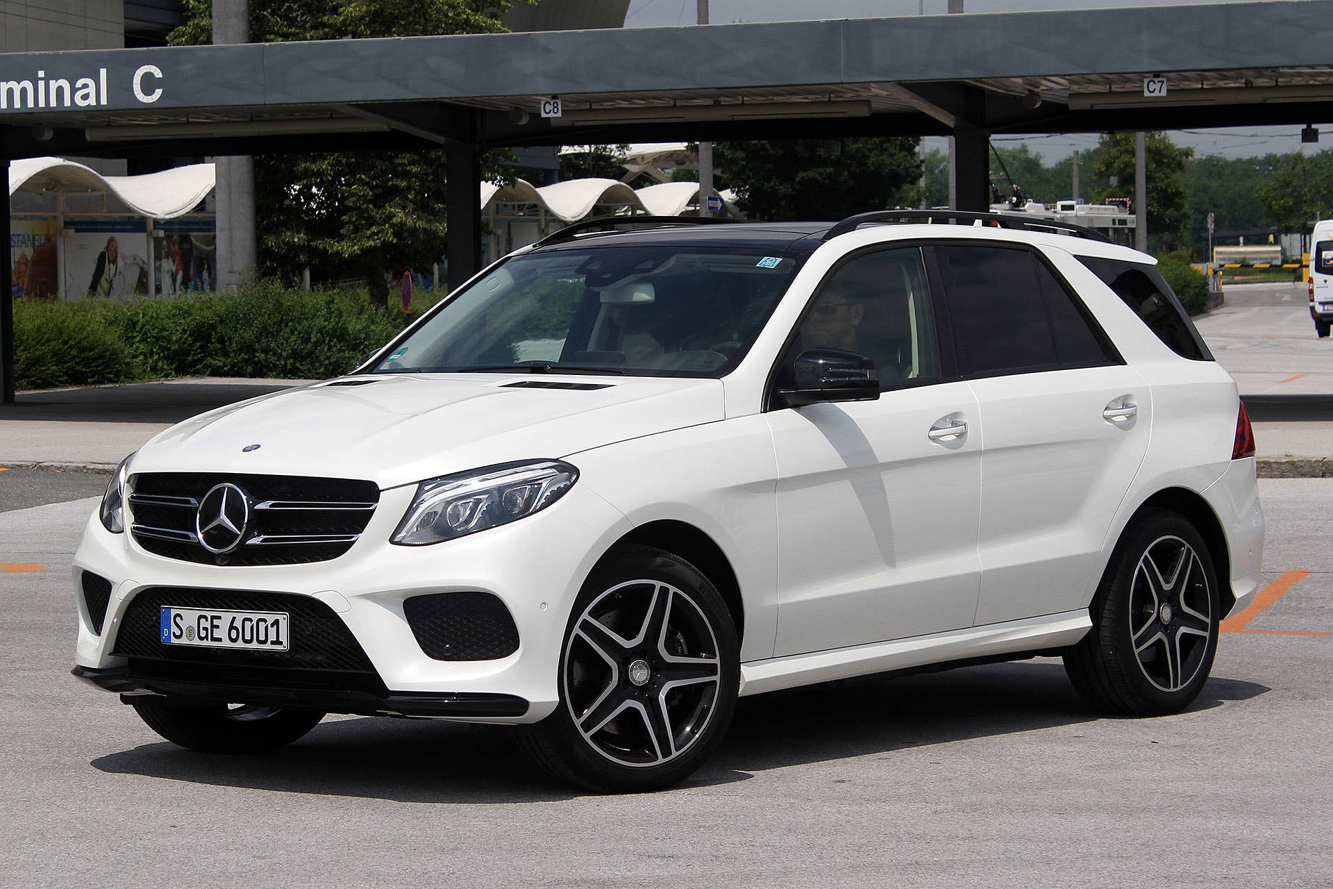 2016 Mercedes-Benz GLE front 3/4 view