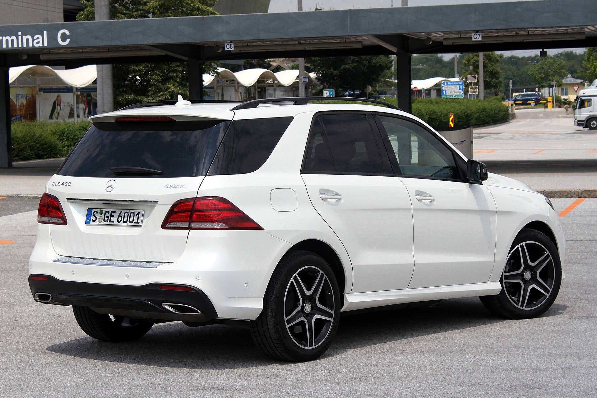 2016 Mercedes-Benz GLE rear 3/4 view