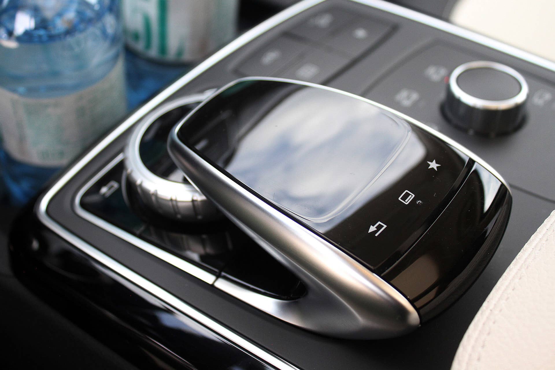 2016 Mercedes-Benz GLE multimedia system controls
