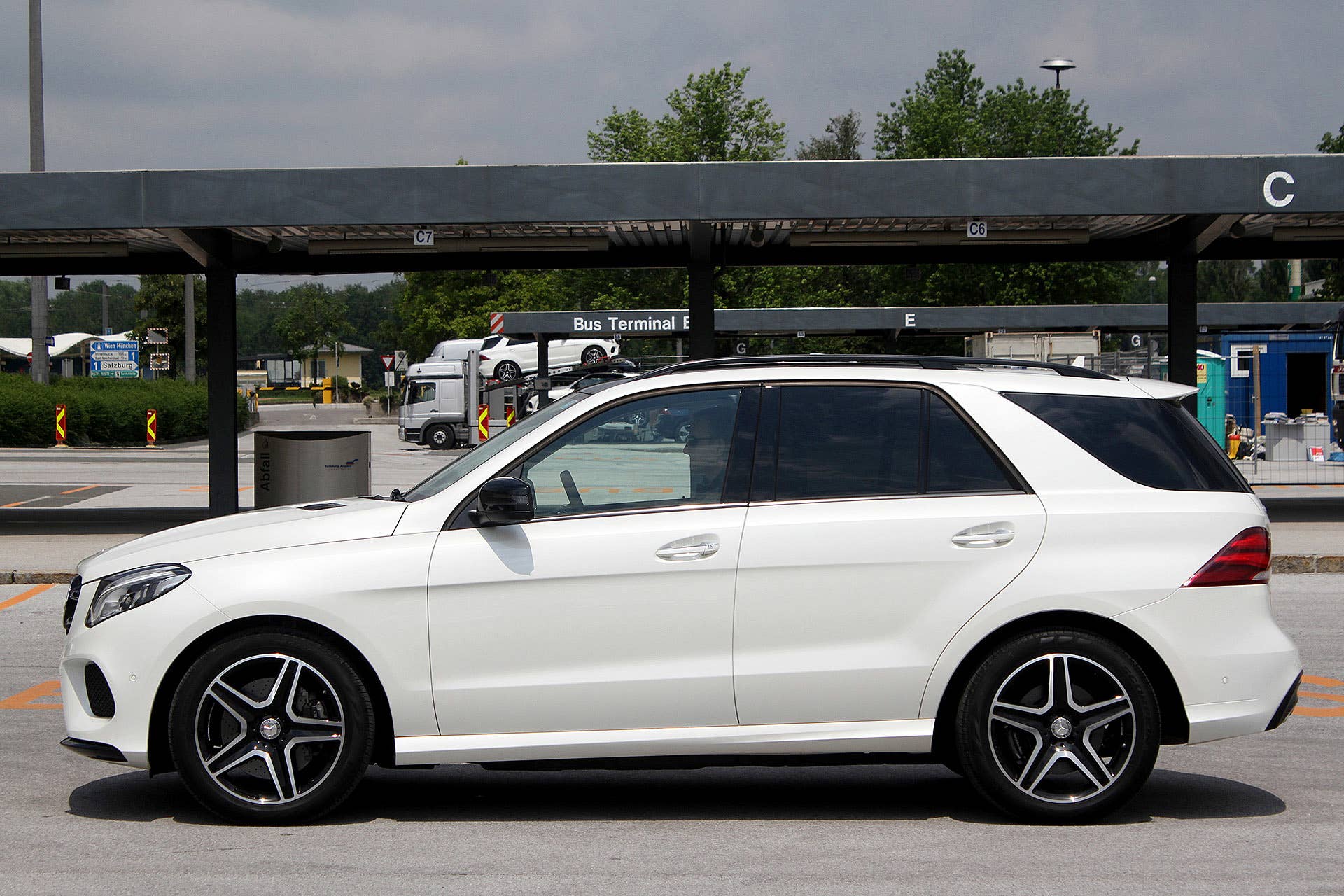 2016 Mercedes-Benz GLE side view