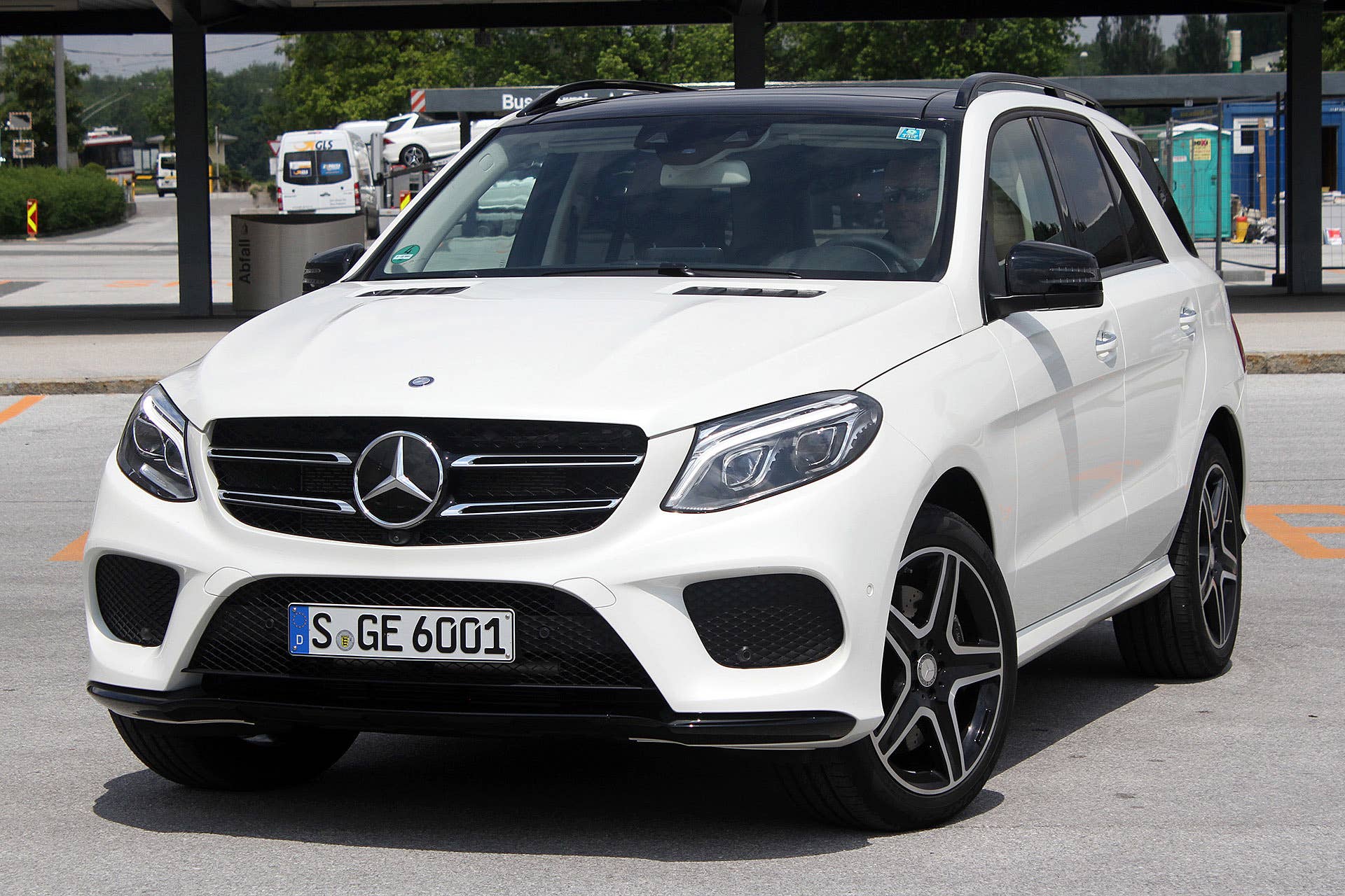 2016 Mercedes-Benz GLE front 3/4 view