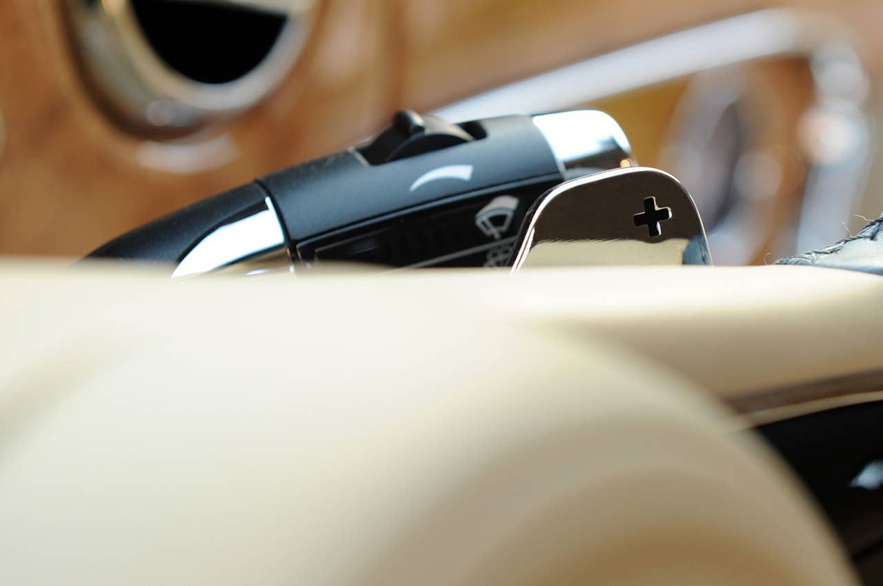 2011 Bentley Mulsanne paddle shifter