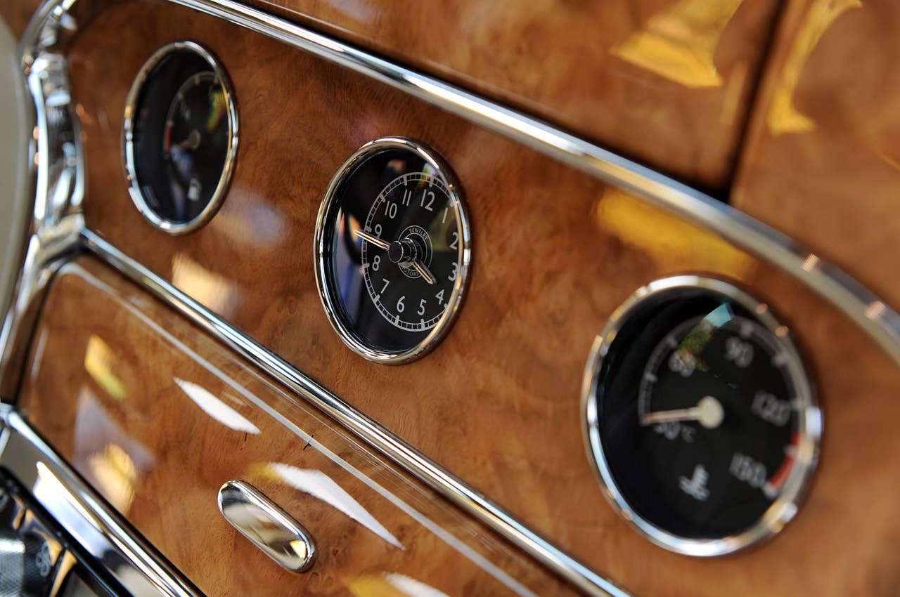 2011 Bentley Mulsanne analog clock