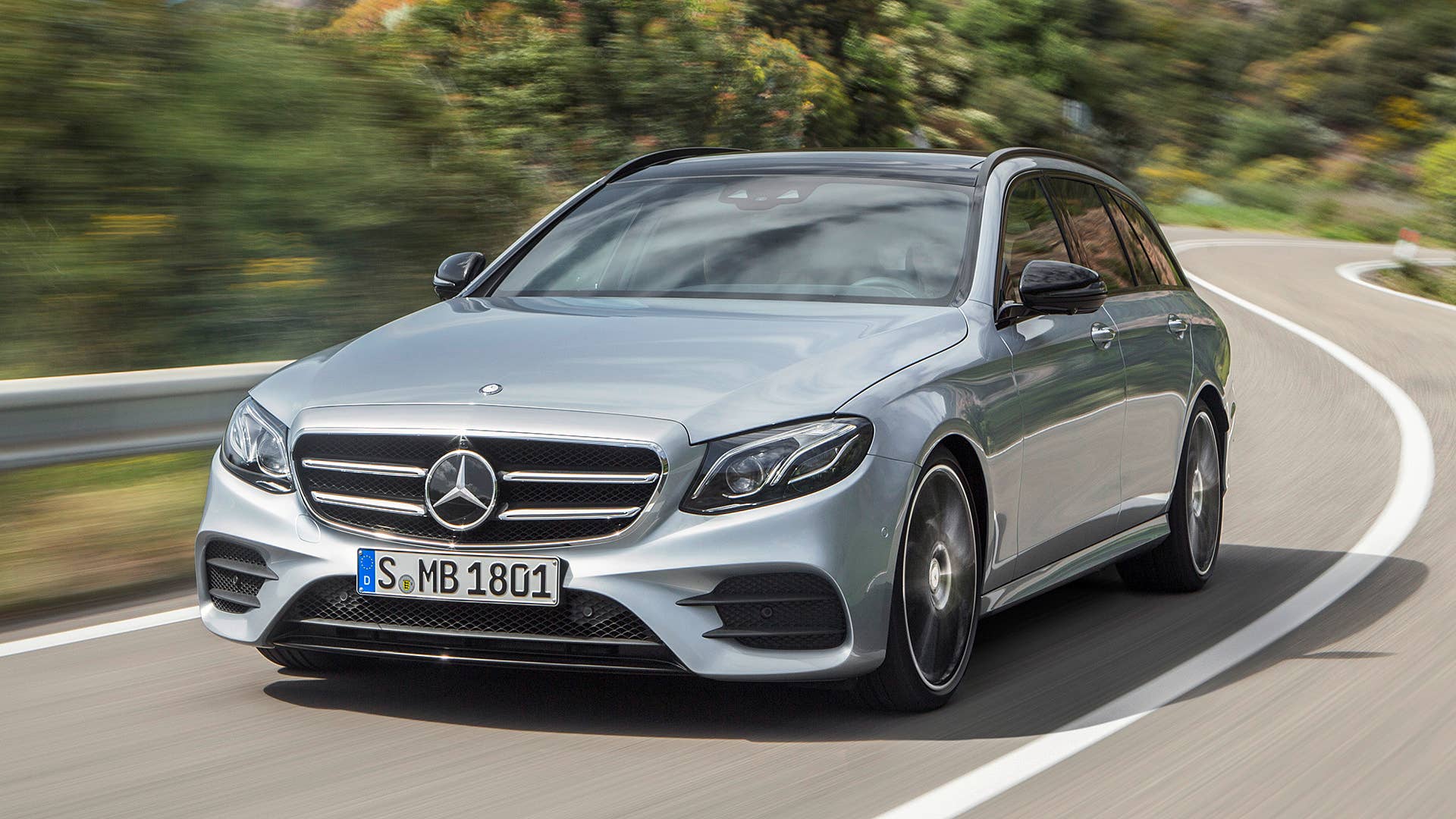 E-Klasse T-Modell; E-Class Estate; 2016 E 400 4MATIC: 7,9 l/100 km, CO2-Emissionen kombiniert: 180 g/km E 400 4MATIC: 7.9 l/100 km, CO2 emission combined: 180 g/km Exterieur: AMG Line; diamantsilber; Exterior: AMG line; diamond silver;