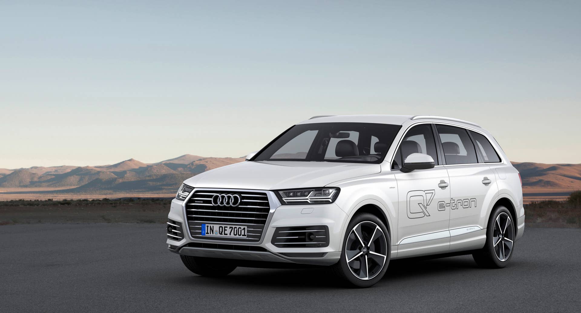 Standaufnahme Farbe: Tofanweiss Audi Q7 e-tron 3.0 TDI quattro: Das Fahrzeug wird noch nicht zum Kauf angeboten. Es besitzt noch keine Gesamtbetriebserlaubnis und unterliegt daher nicht der Richtlinie 1999/94/EG.
