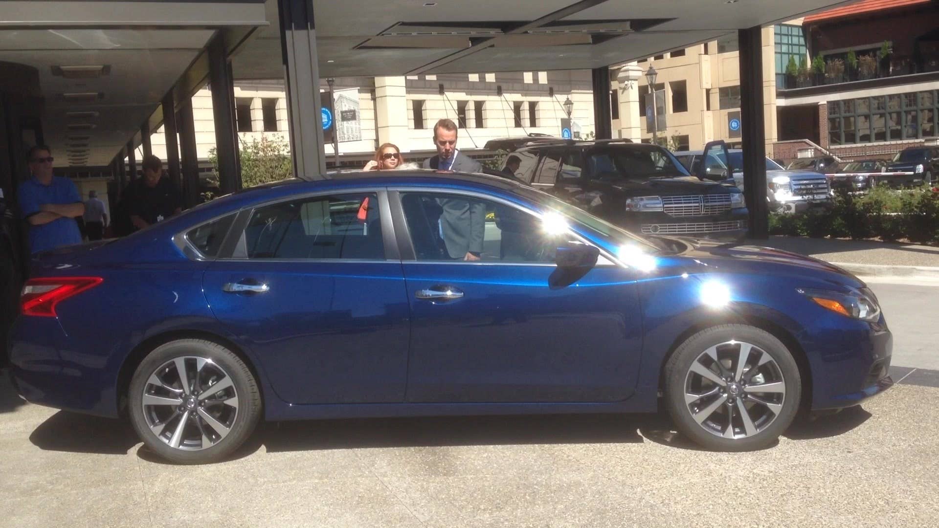 Senior editor Greg Migliore takes you to the reveal of the 2016 NIssan Altima in Detroit.