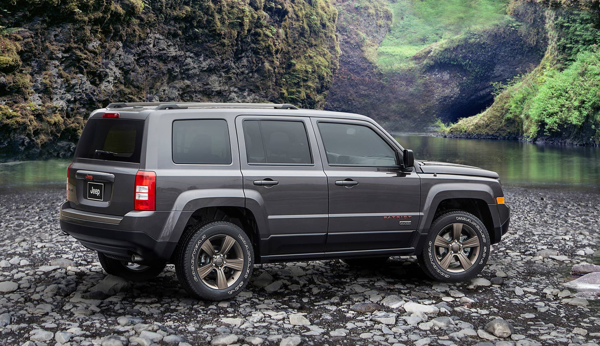 2016 Jeep Patriot 75th Anniversary Edition rear 3/4