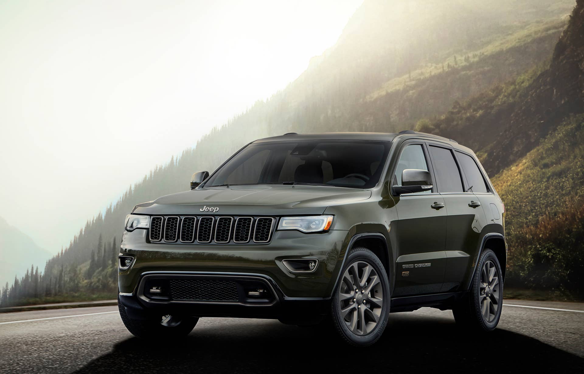 2016 Jeep Grand Cherokee 75th Anniversary Edition front 3/4