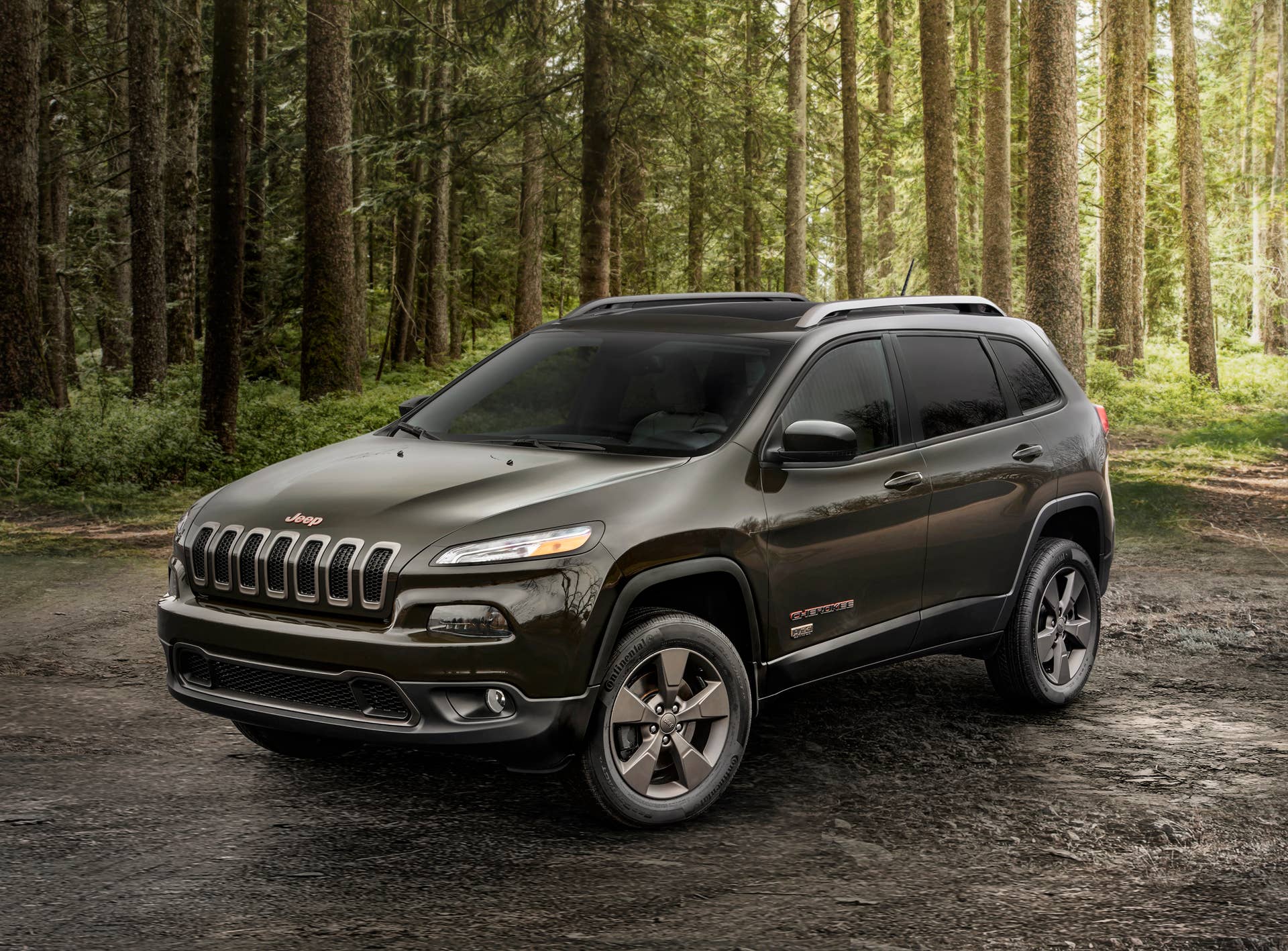 2016 Jeep Cherokee 75th Anniversary Edition front 3/4
