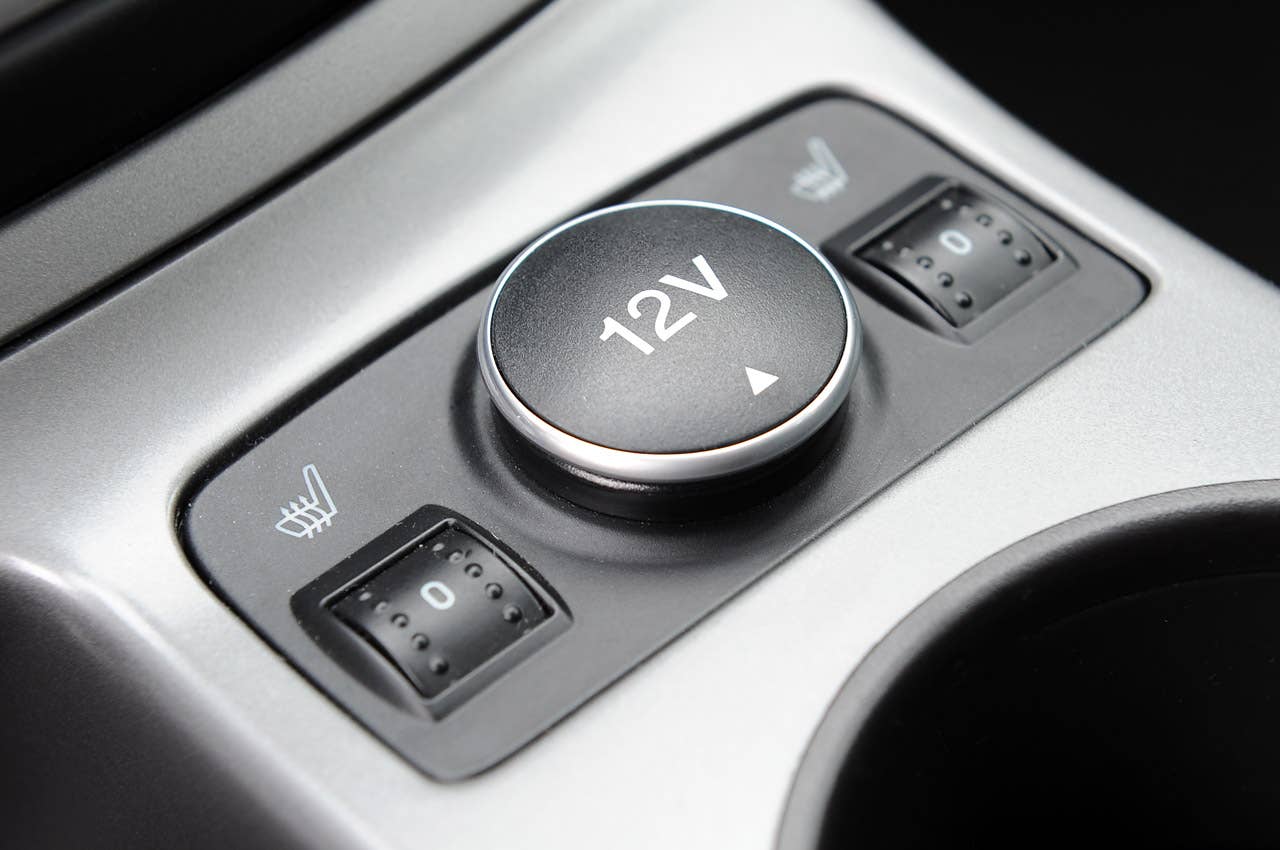 2013 Ford C-Max Hybrid 12V charge port