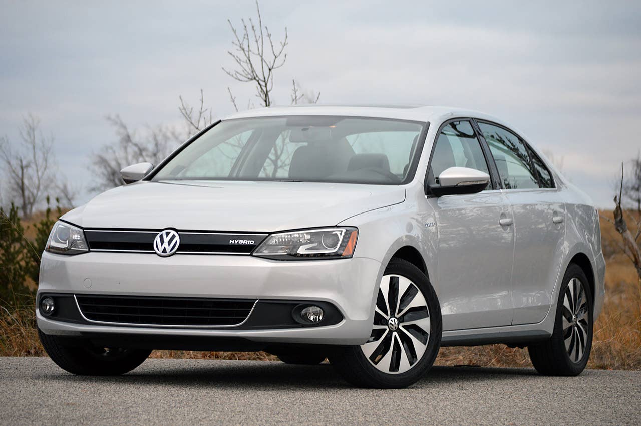 2013 Volkswagen Jetta Hybrid front 3/4 view