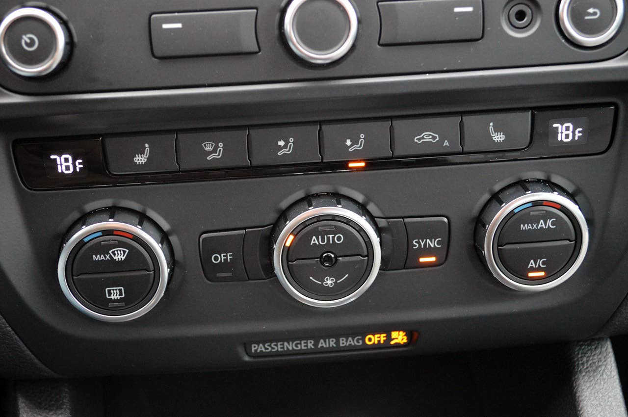 2013 Volkswagen Jetta Hybrid climate controls