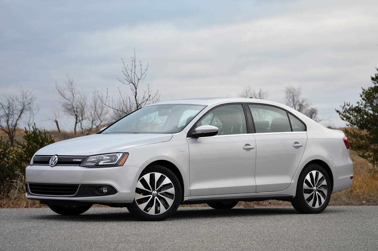 2013 Volkswagen Jetta Hybrid front 3/4 view
