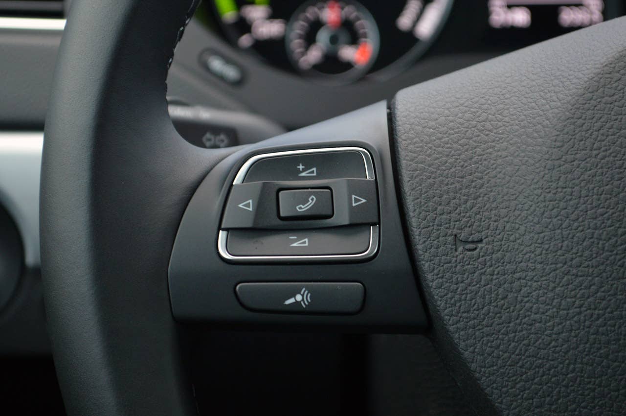 2013 Volkswagen Jetta Hybrid steering wheel controls