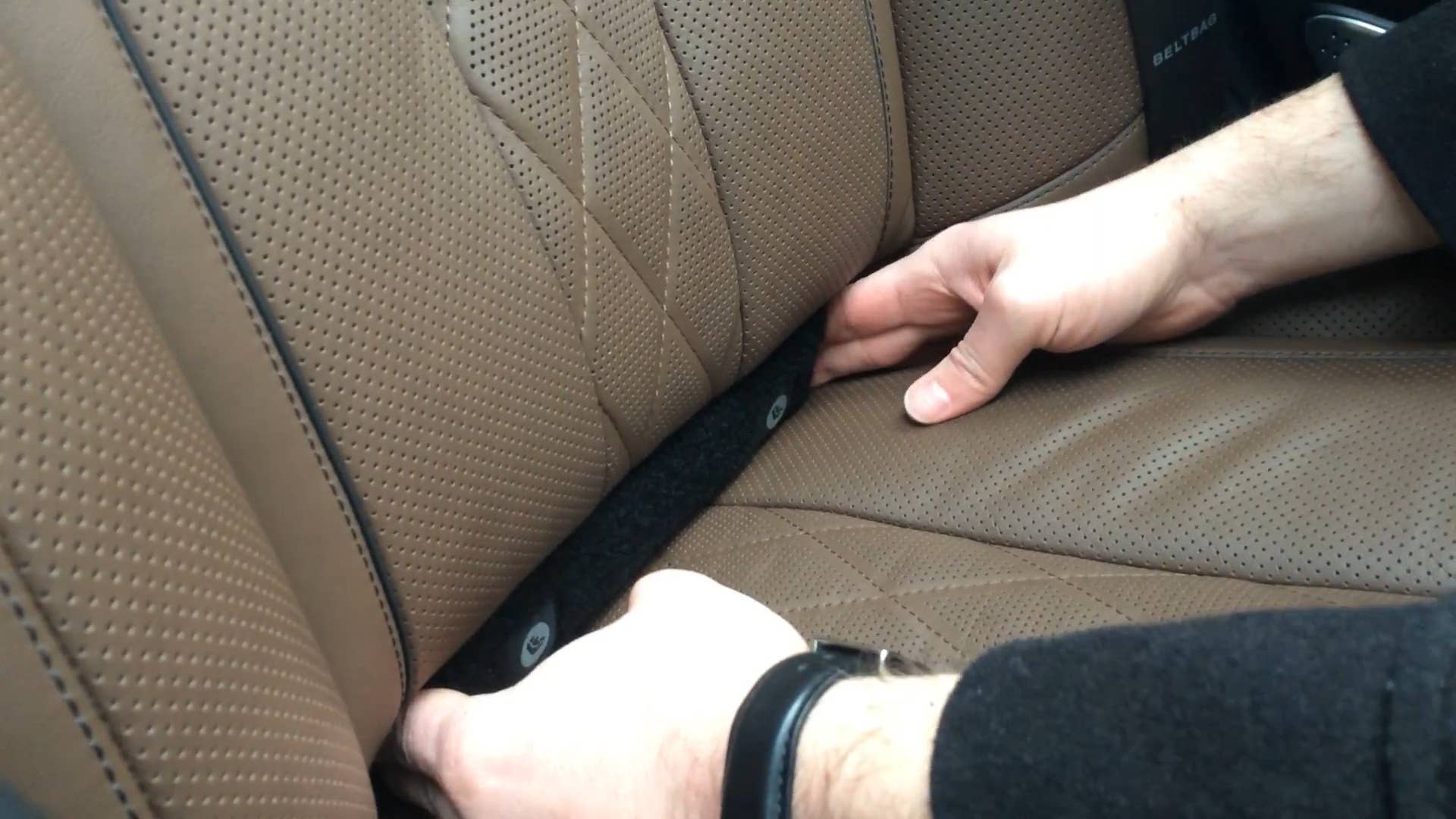 A quick look at where to connect your child safety seat in the 2016 Mercedes-Maybach S600.