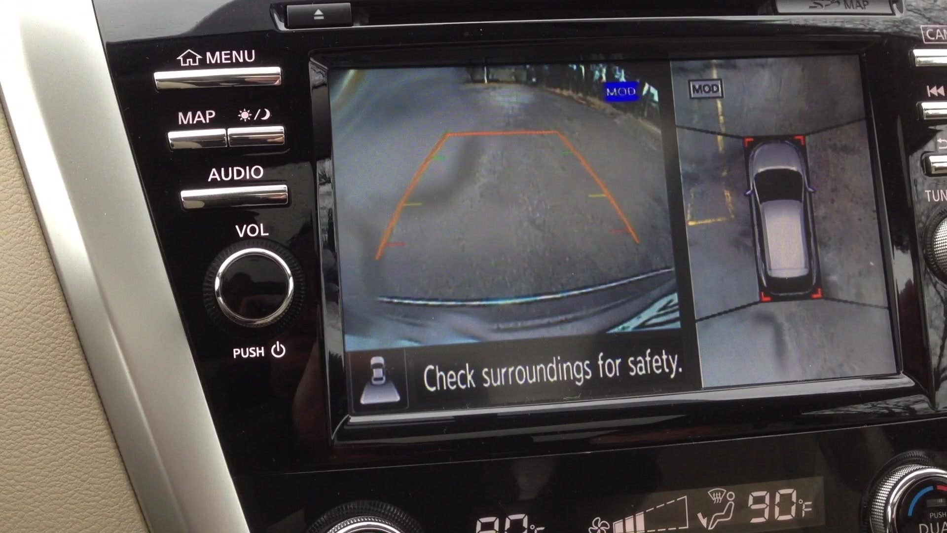 Greg Migliore navigates a parking lot using the backup camera in the 2015 Nissan Murano.