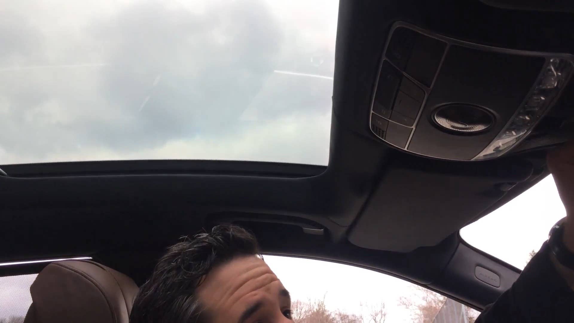 Autoblog demonstrates the dimming SmartGlass Sunroof on the 2016 Mercedes-Maybach S600.