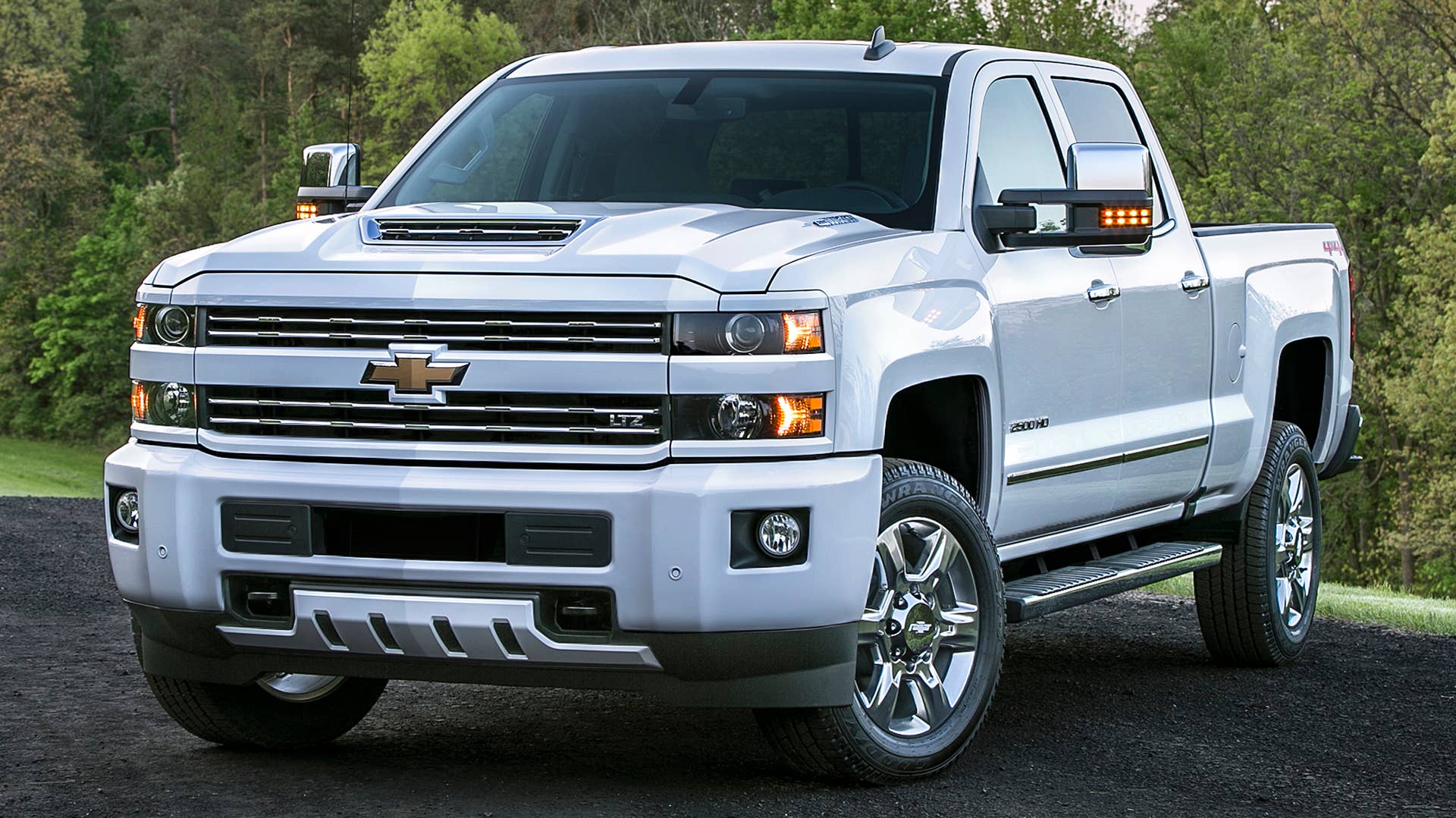 The 2017 Chevrolet Silverado HD features an all-new, patented air intake system. Marked by a dramatic hood scoop, the system drives cool, dry air into the engine for sustained performance and cooler air temperatures during difficult driving conditions.