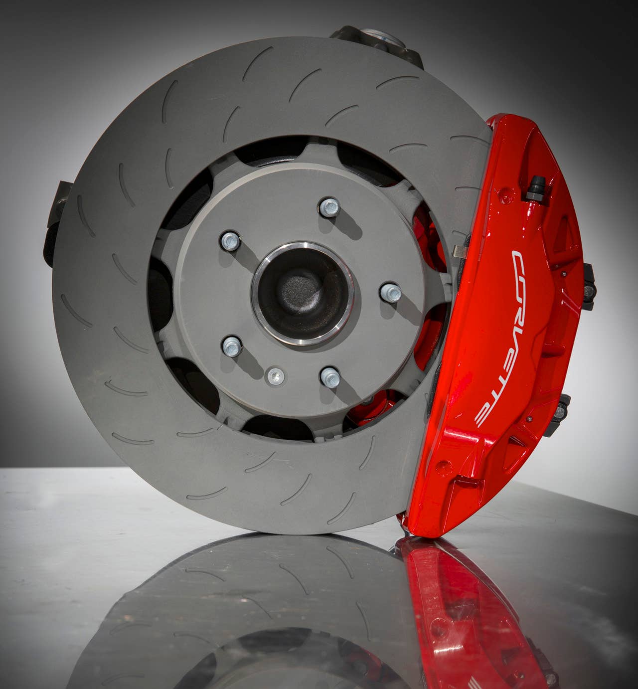 The Corvette Singray's standard Brembo brakes, with four-piston fixed calipers derived from racing, deliver exceptional stopping power on the street or track.