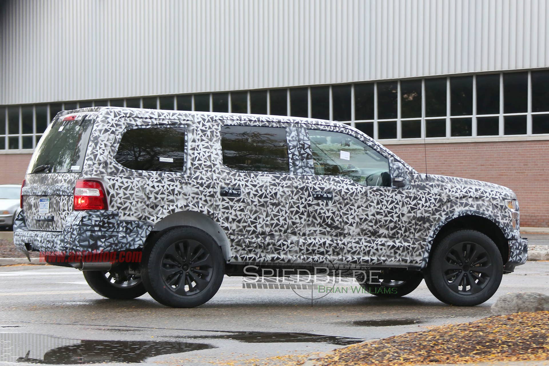 2018 Ford Expedition spied rear 3/4