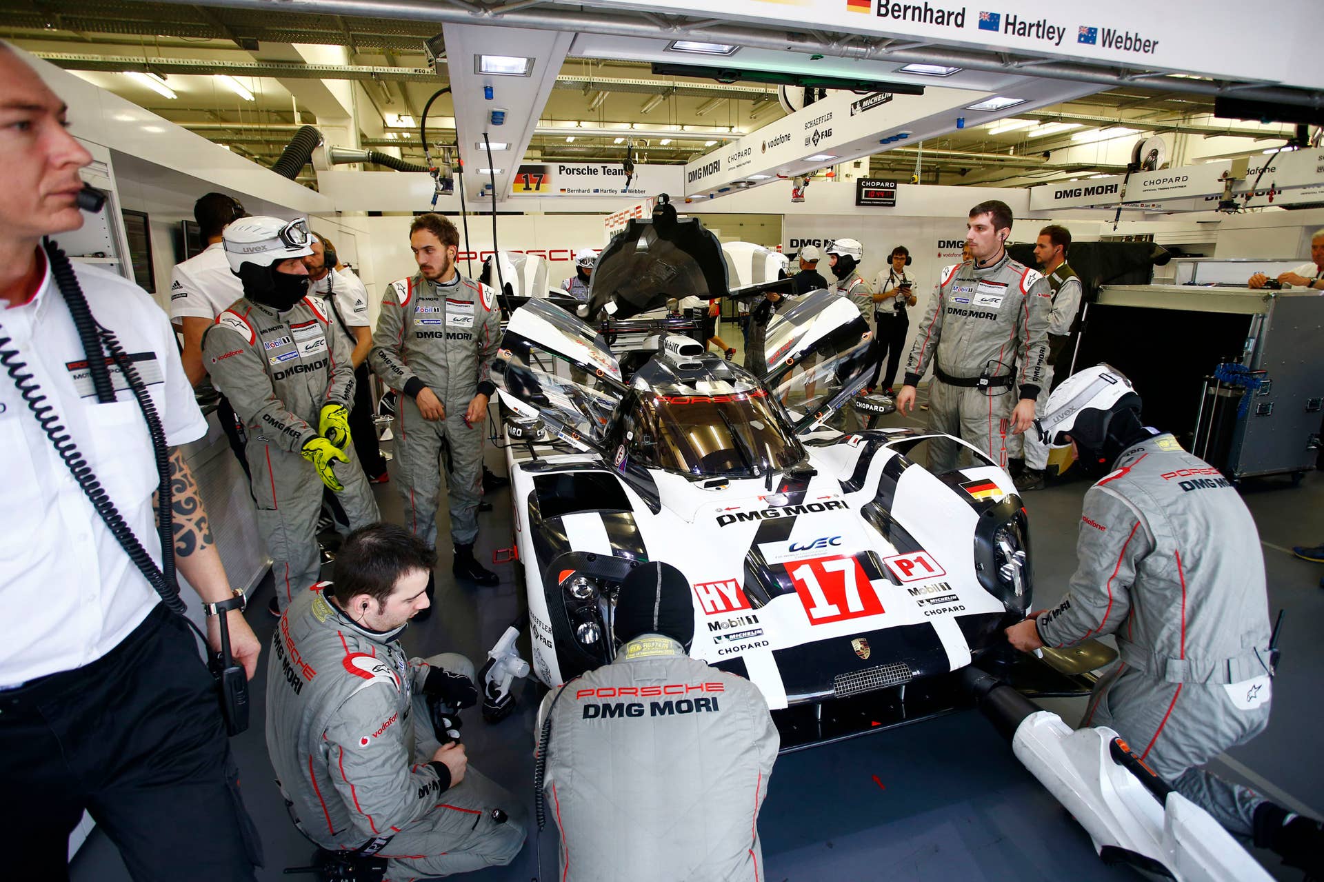 Juan Pablo Montoya test Porsche 919 Hybrid Bahrain pit garage