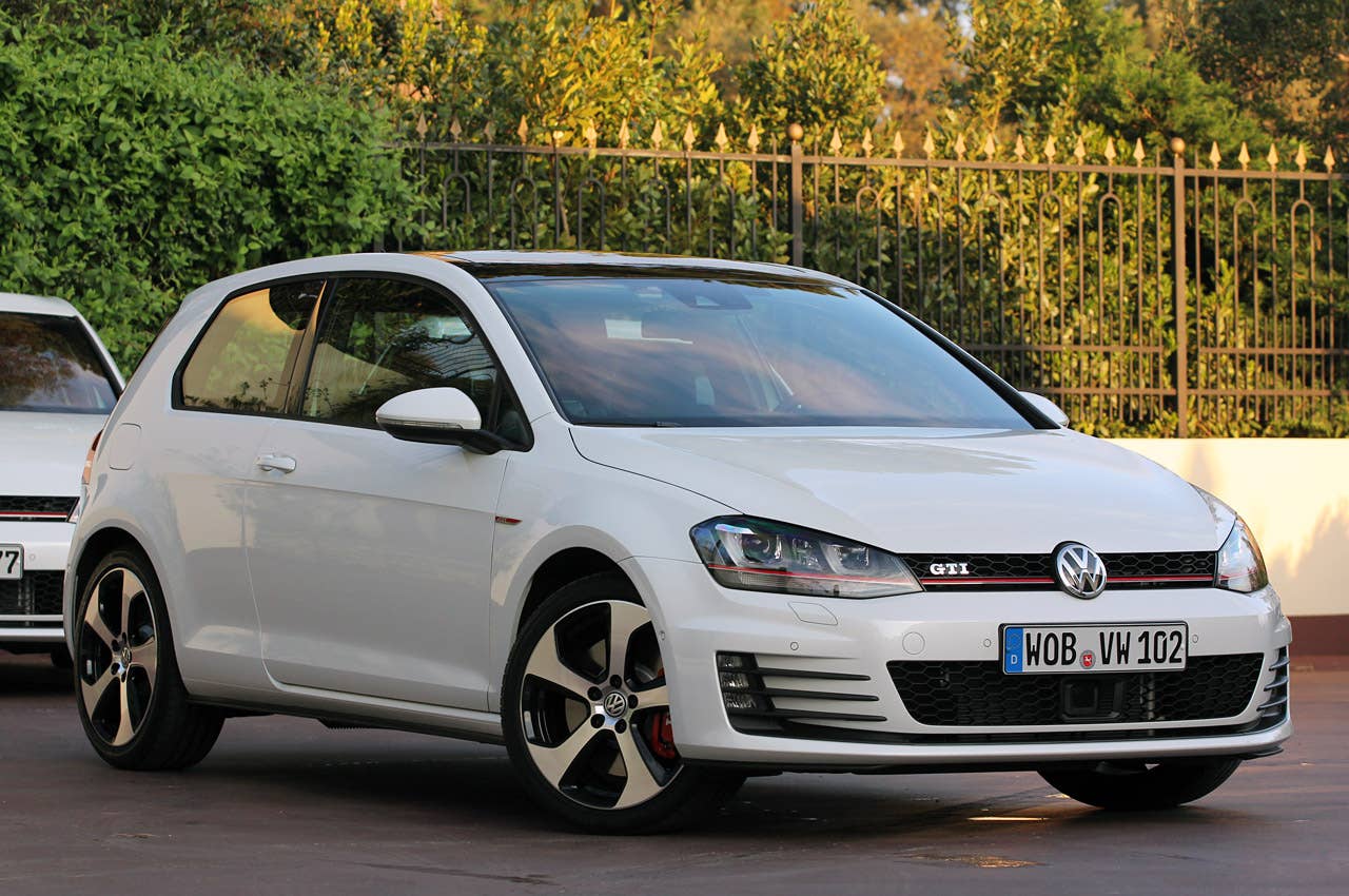 2015 Volkswagen GTI front 3/4 view