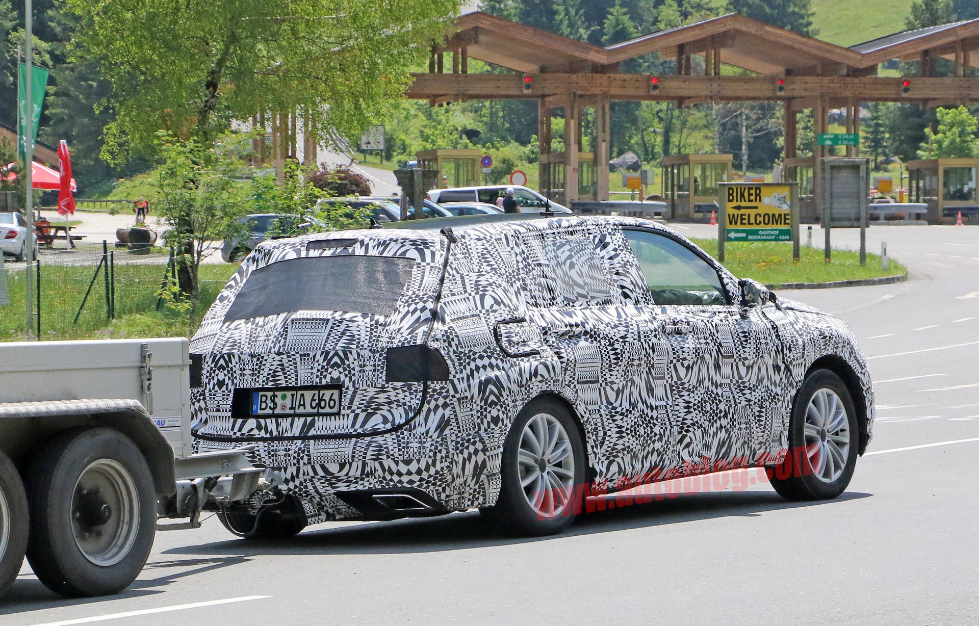 volkswagon tiguan towing rear camouflage