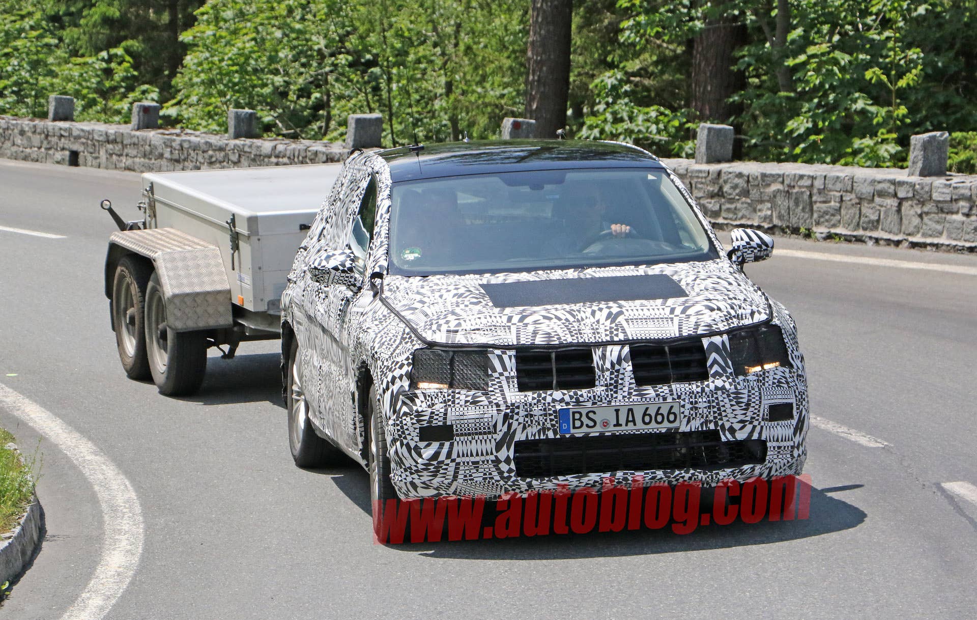 volkswagen vw tiguen tiguan camo trailer