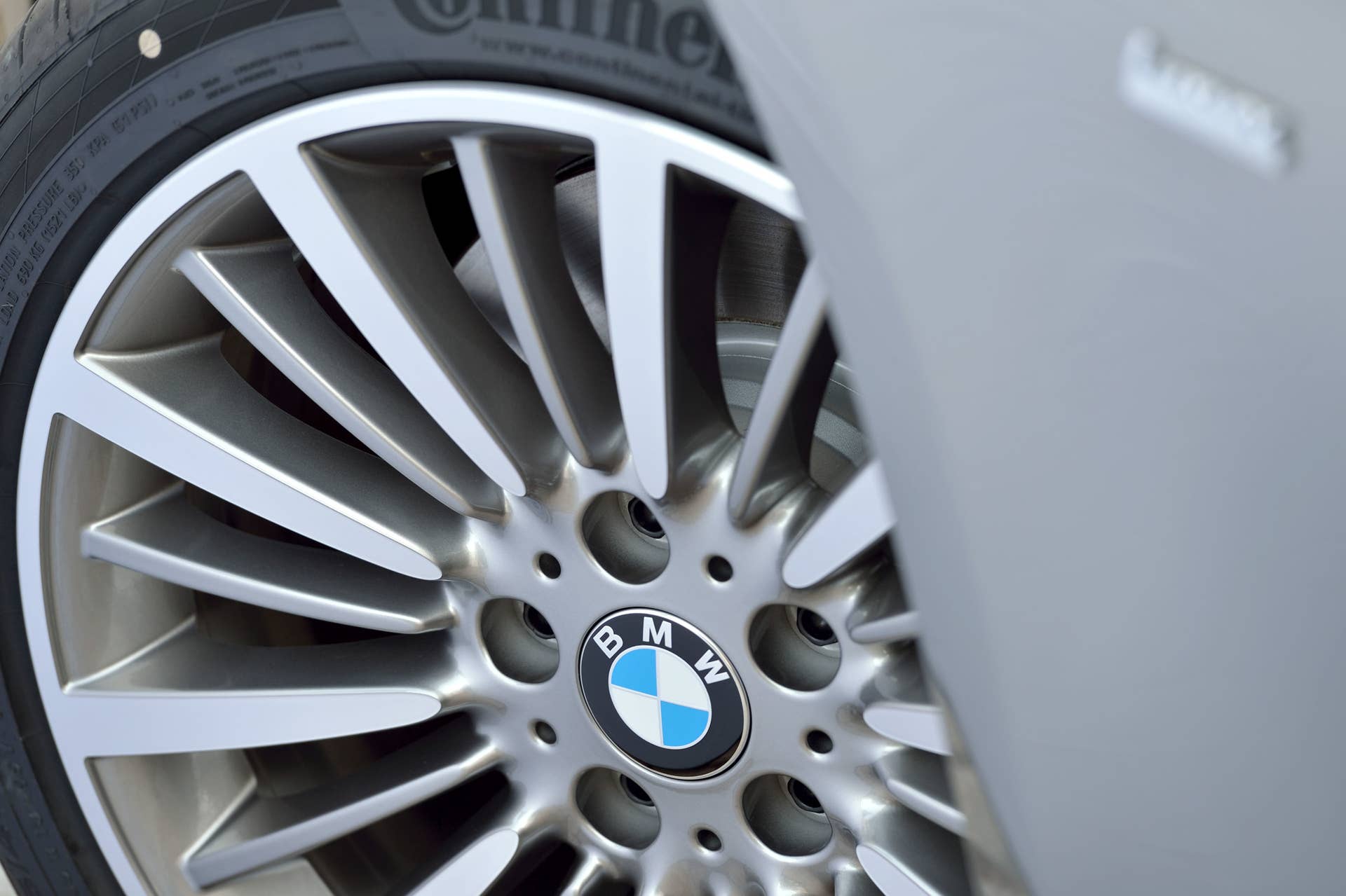 beige 2016 bmw 3 series wagon refresh wheel detail