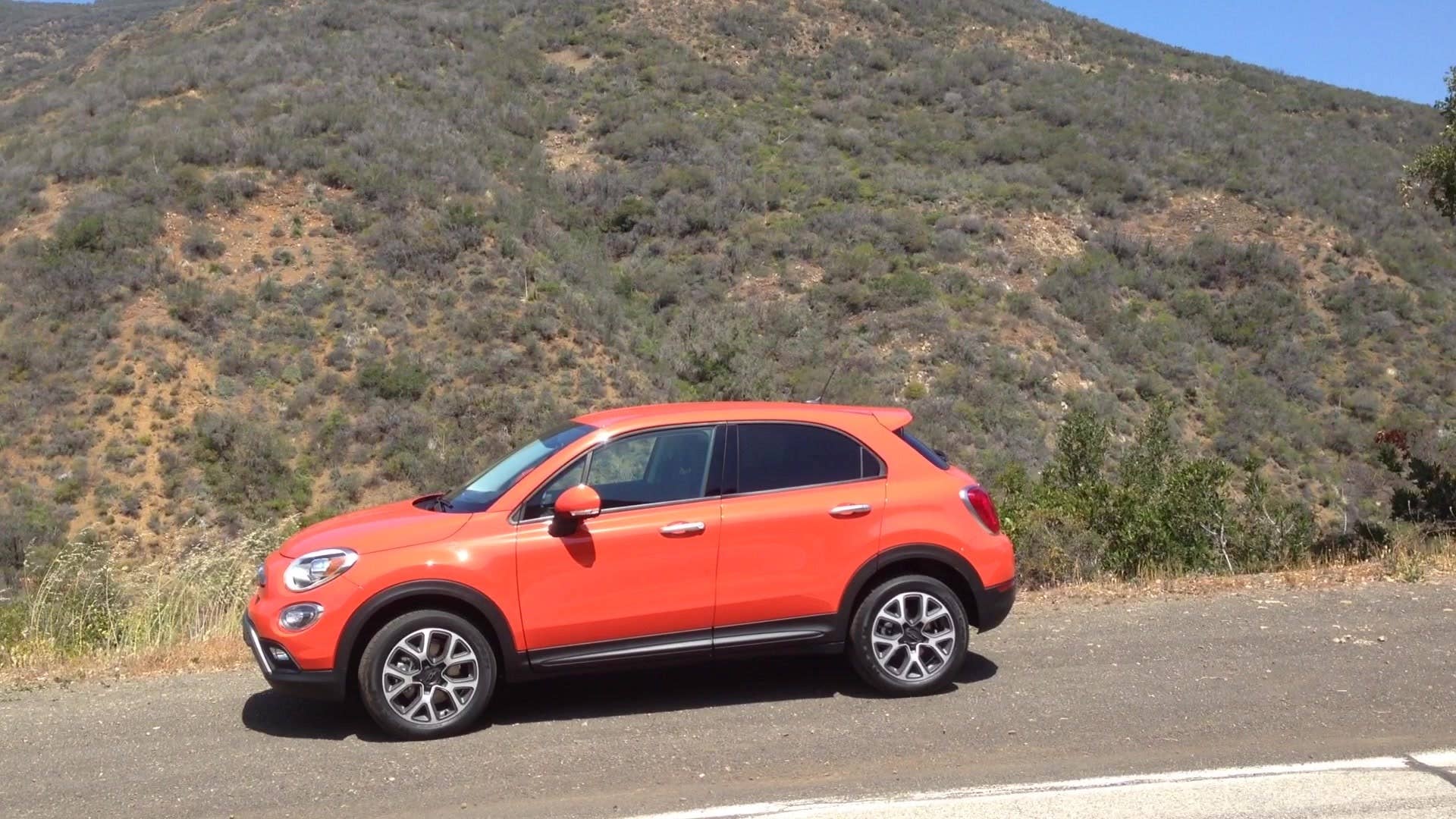 Senior editor Greg Migliore walks you around the design of the 2016 Fiat 500X on the road in Southern California.