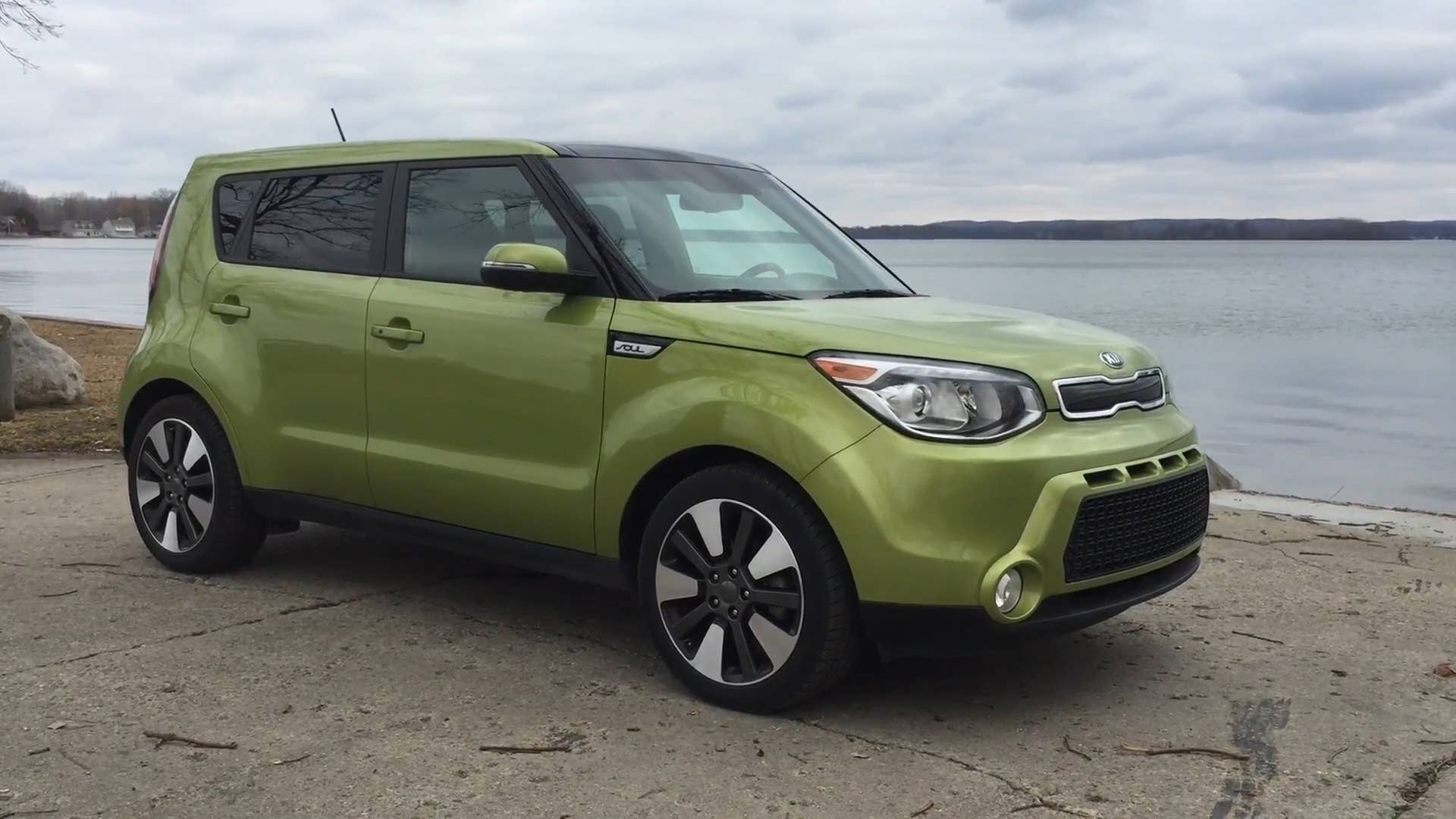 AutoblogGreen editor Sebastian Blanco spends a week on the 2015 Kia Soul !. Yes, it has an exclamation mark in the name and the official name for the exterior paint is "Alien II."