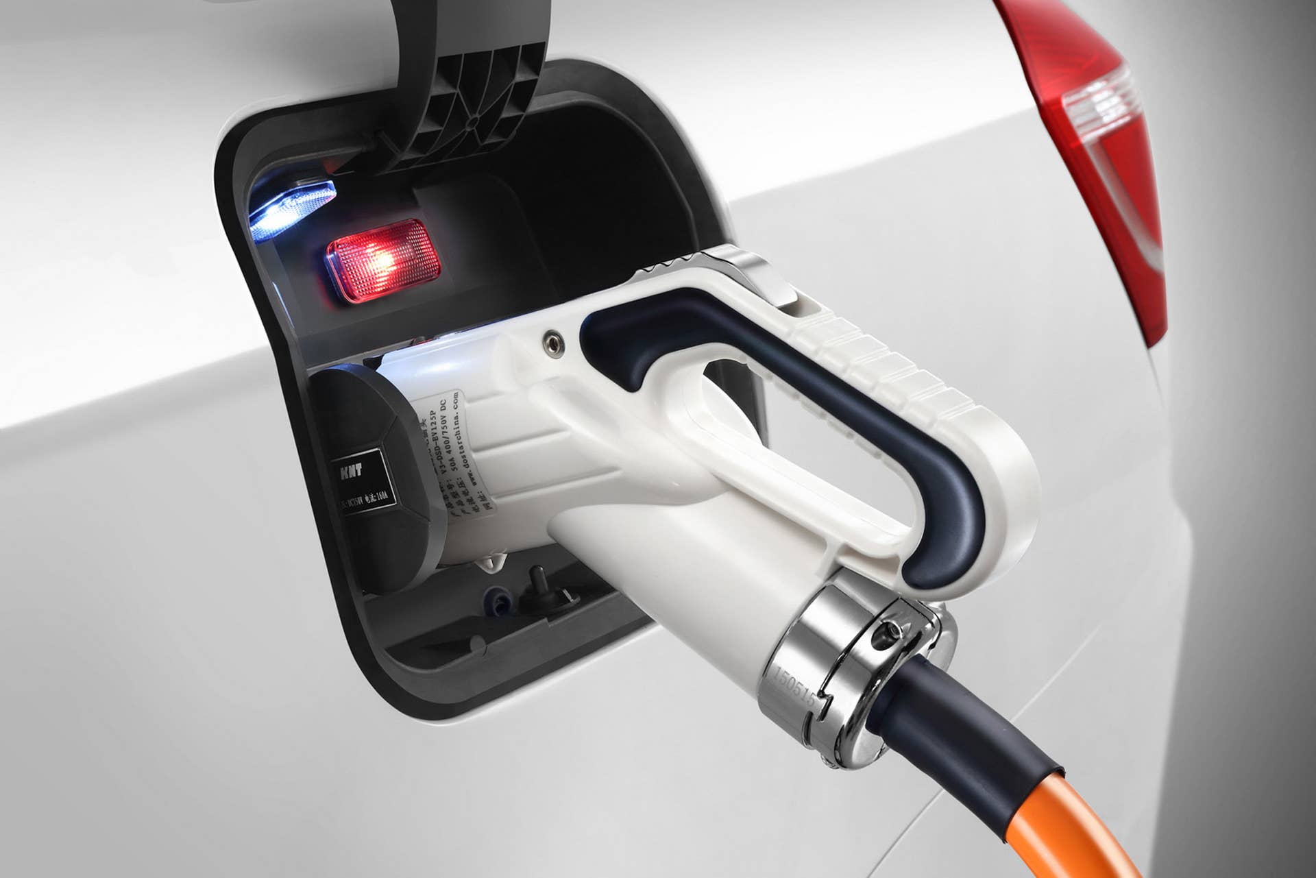 Geely Emgrand EV plug