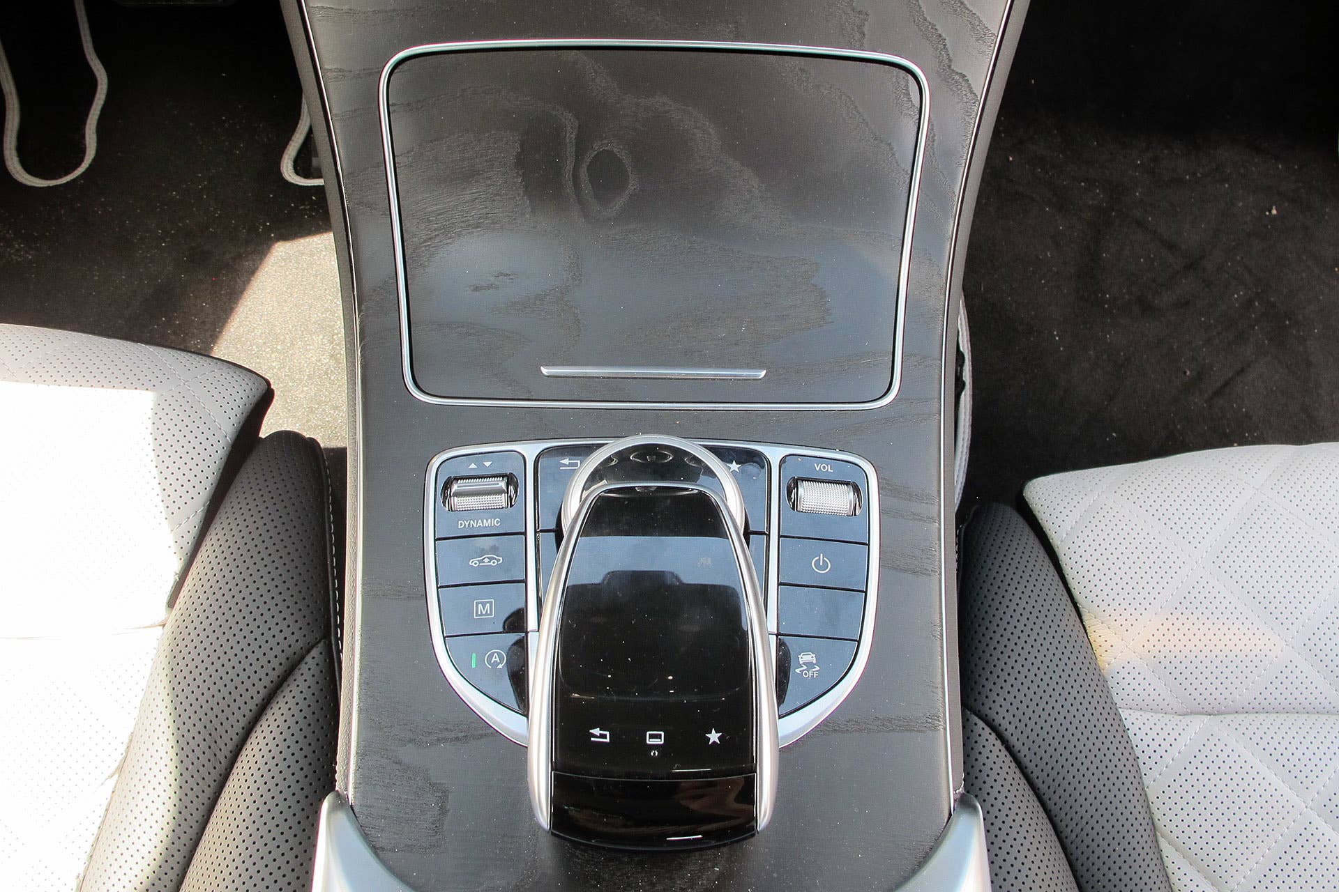 2016 Mercedes-Benz GLC250 center console