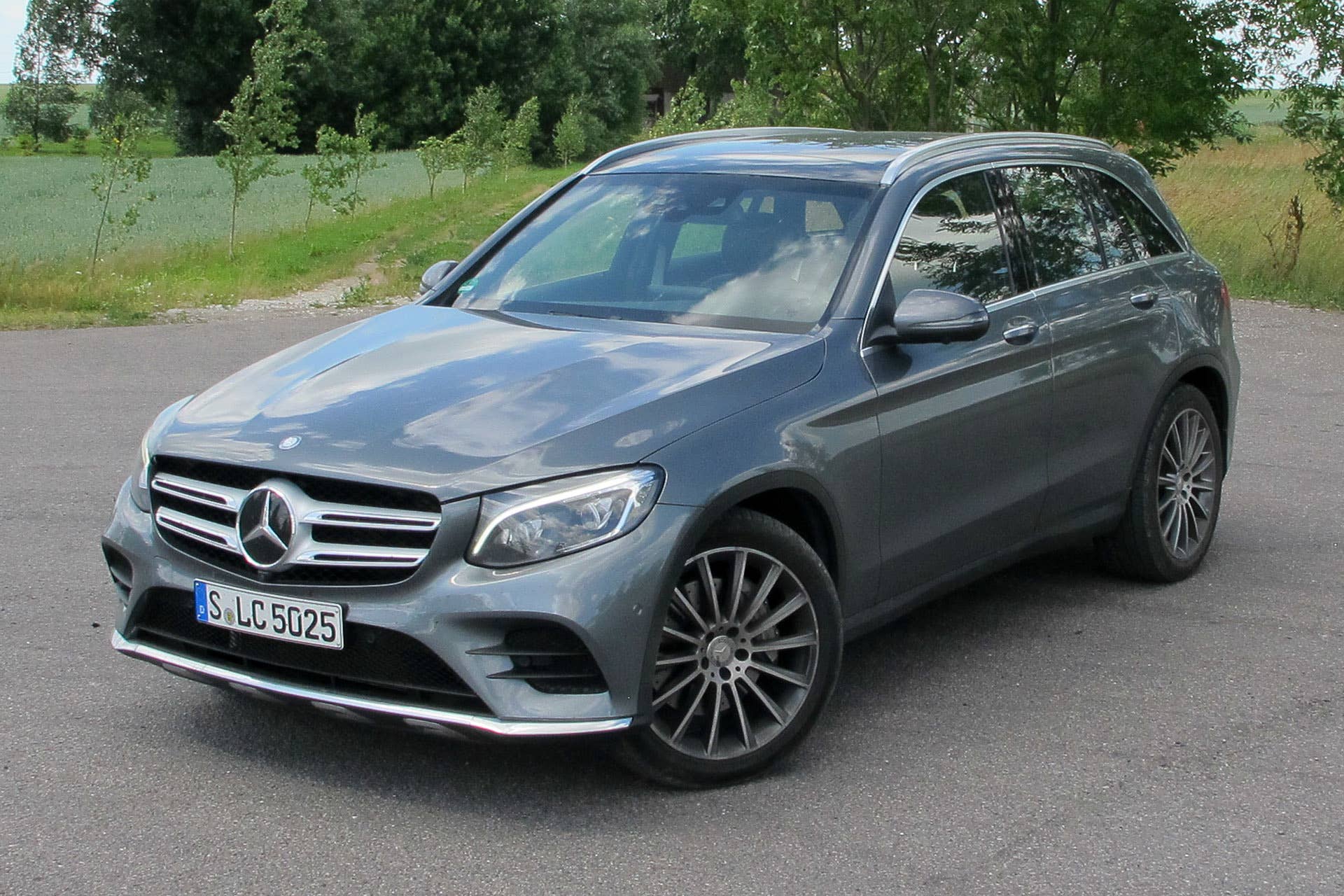 2016 Mercedes-Benz GLC250 front 3/4 view