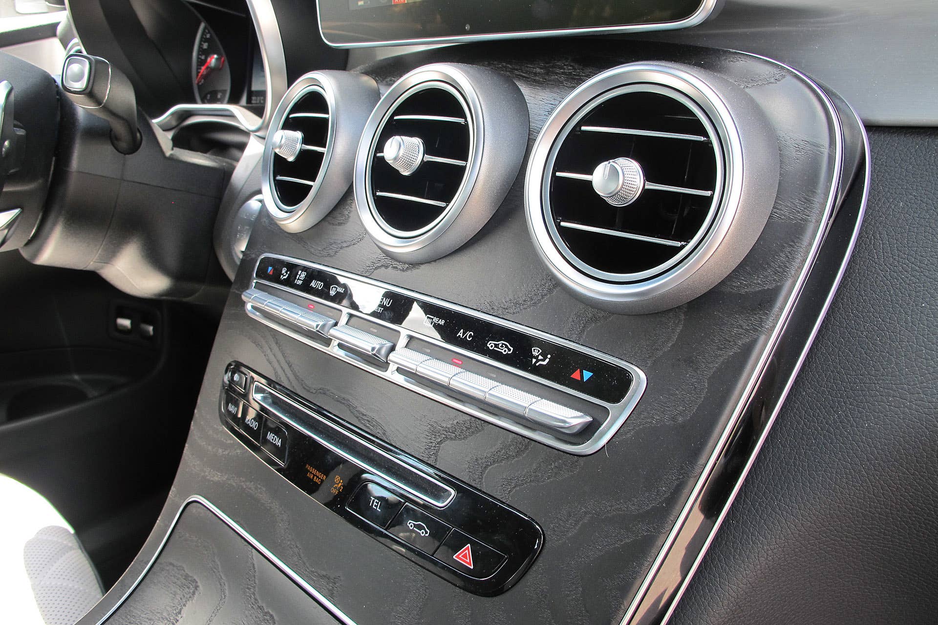 2016 Mercedes-Benz GLC250 instrument panel