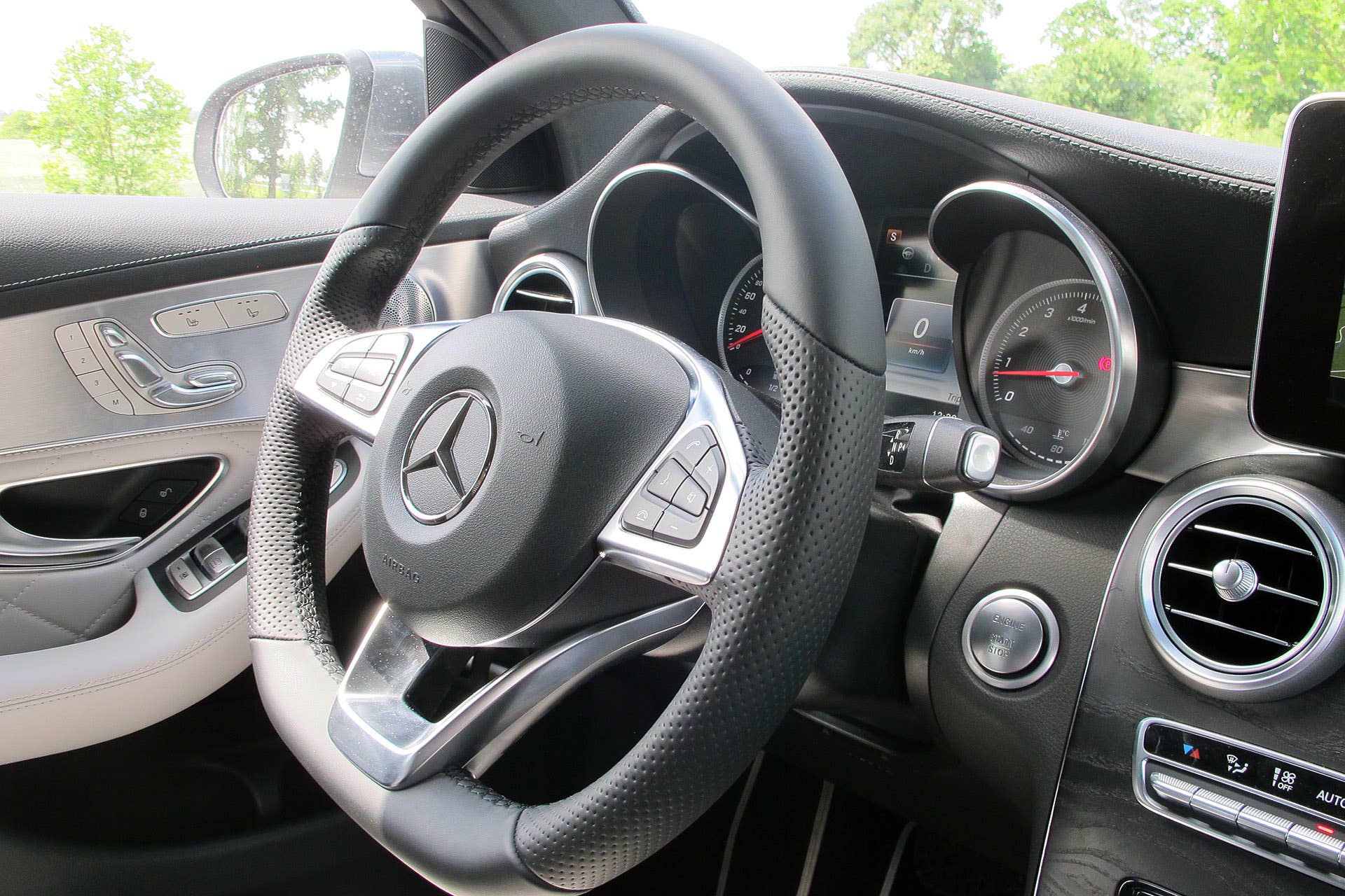 2016 Mercedes-Benz GLC250 steering wheel
