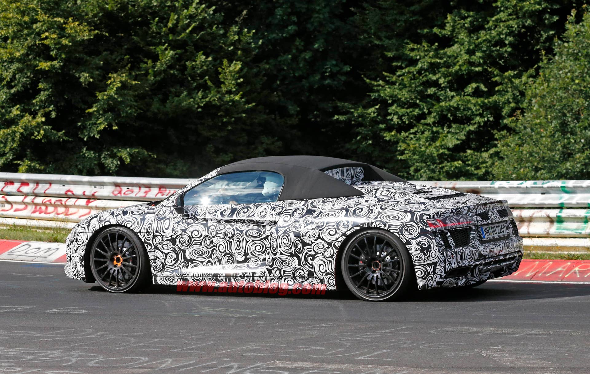Audi R8 Spyder side track
