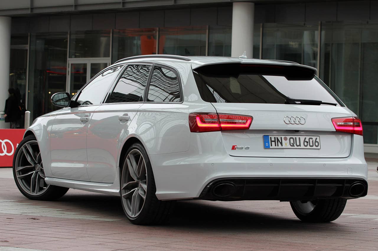 2013 Audi RS6 Avant rear 3/4 view
