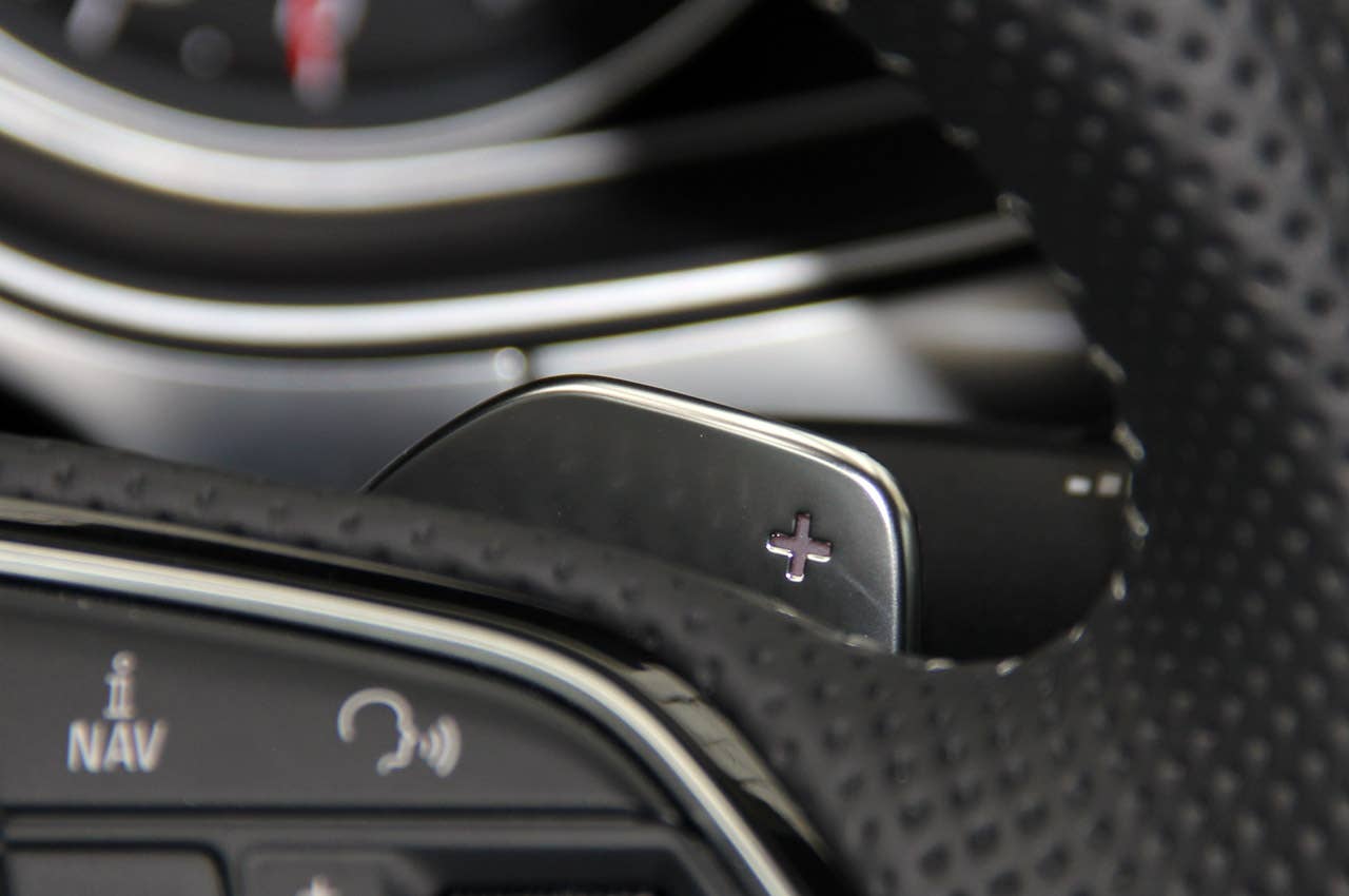 2013 Audi RS6 Avant paddle shifter