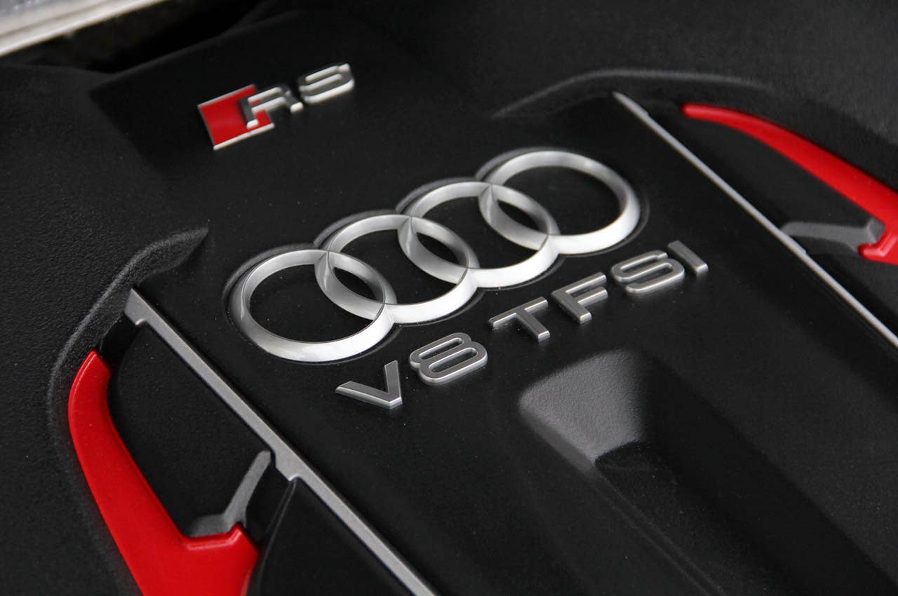 2013 Audi RS6 Avant engine detail