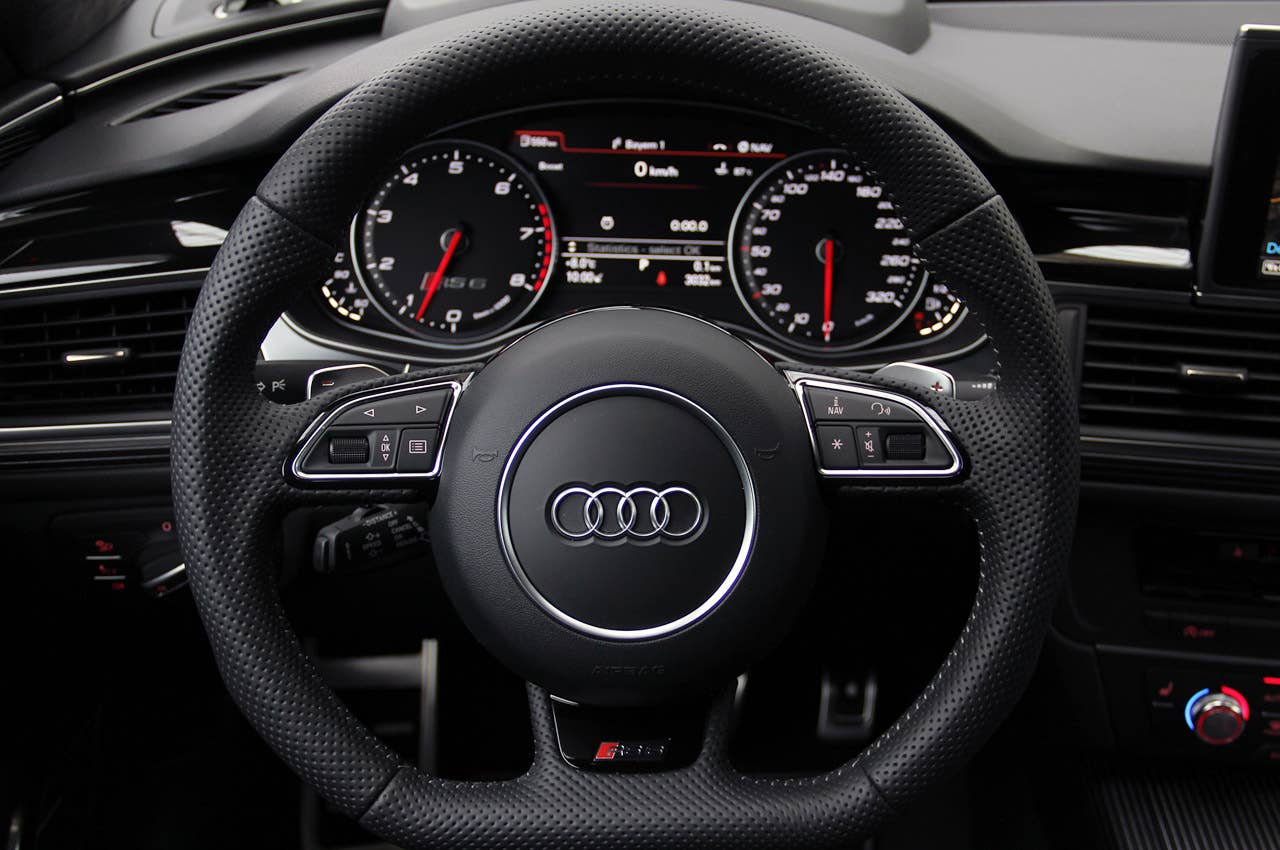 2013 Audi RS6 Avant steering wheel