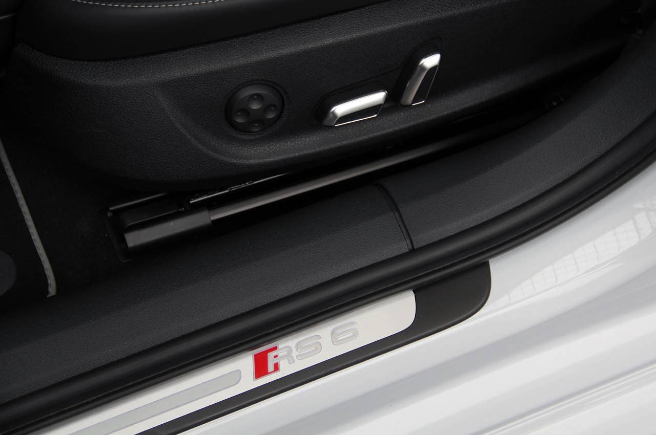 2013 Audi RS6 Avant sill plate