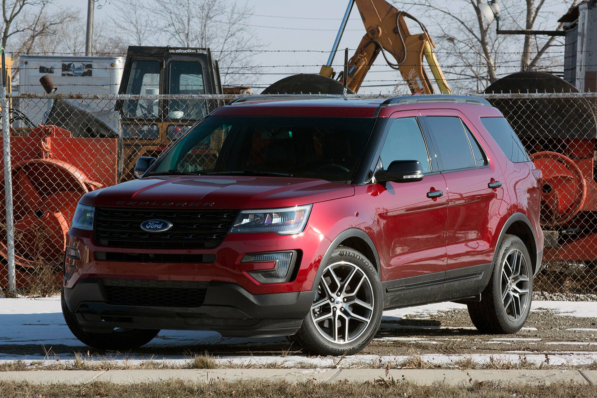 2016 Ford Explorer Sport front 3/4 view
