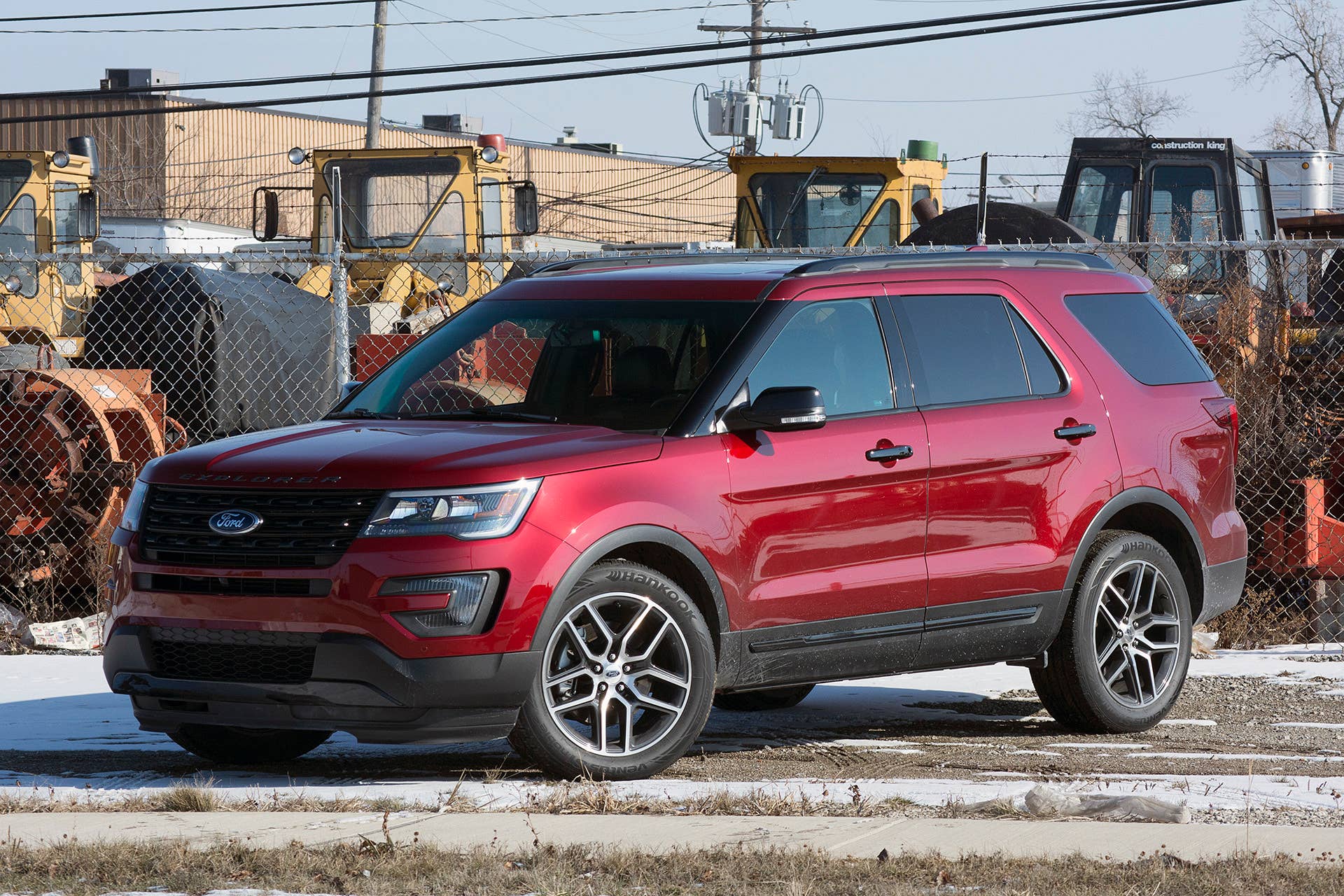 2016 Ford Explorer Sport front 3/4 view